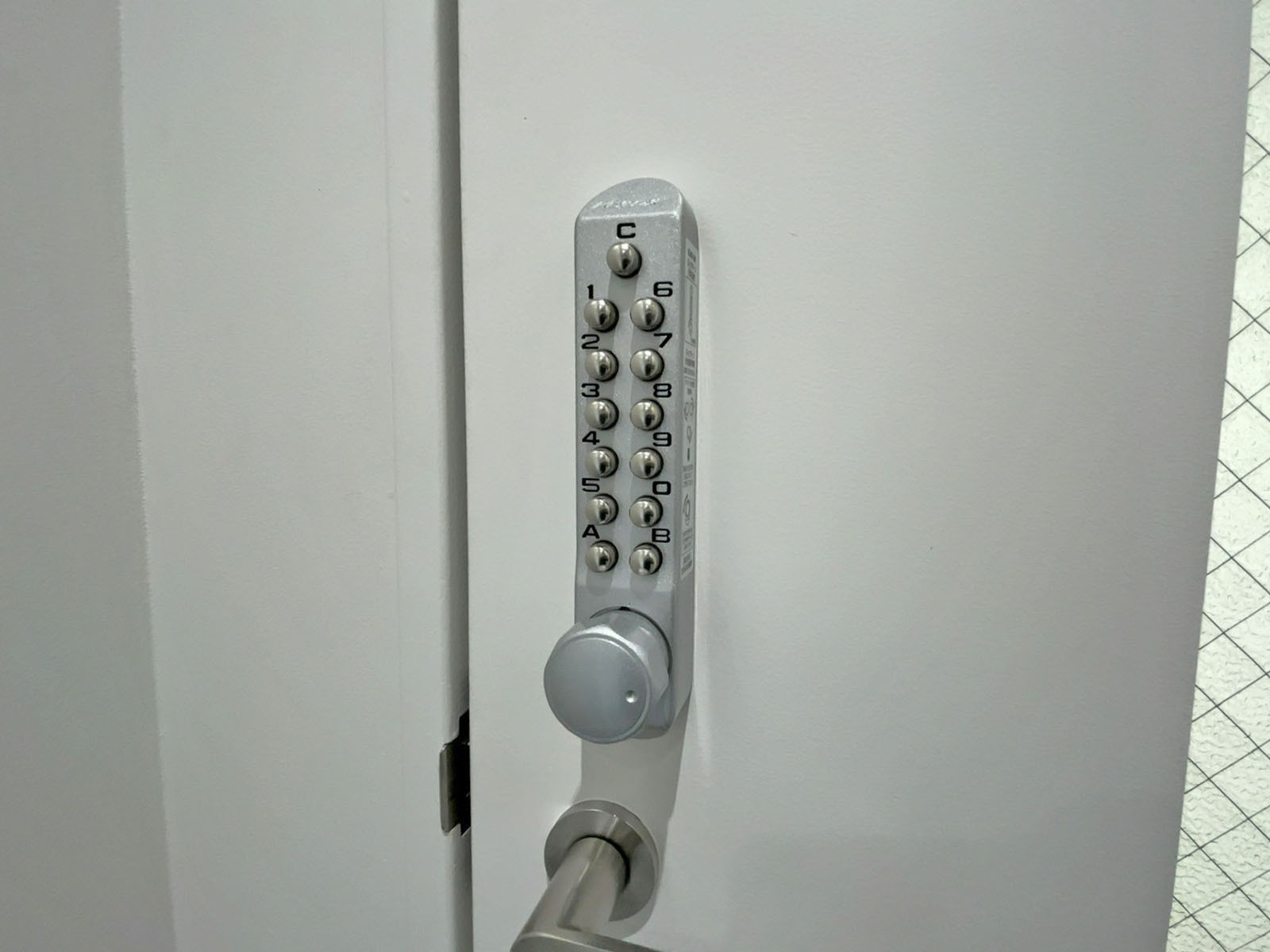 トイレは鍵付き