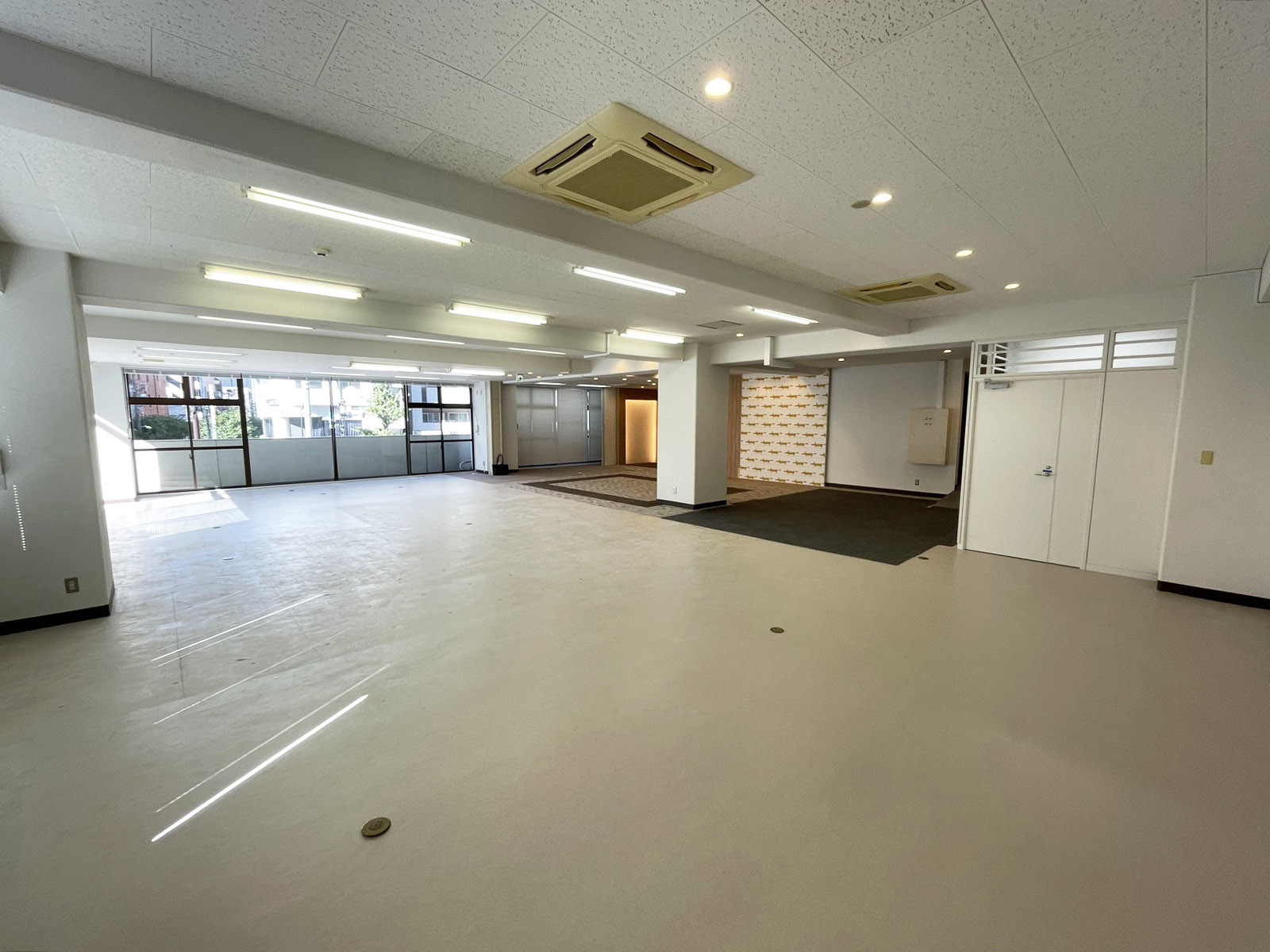 貸室奥側から見た室内