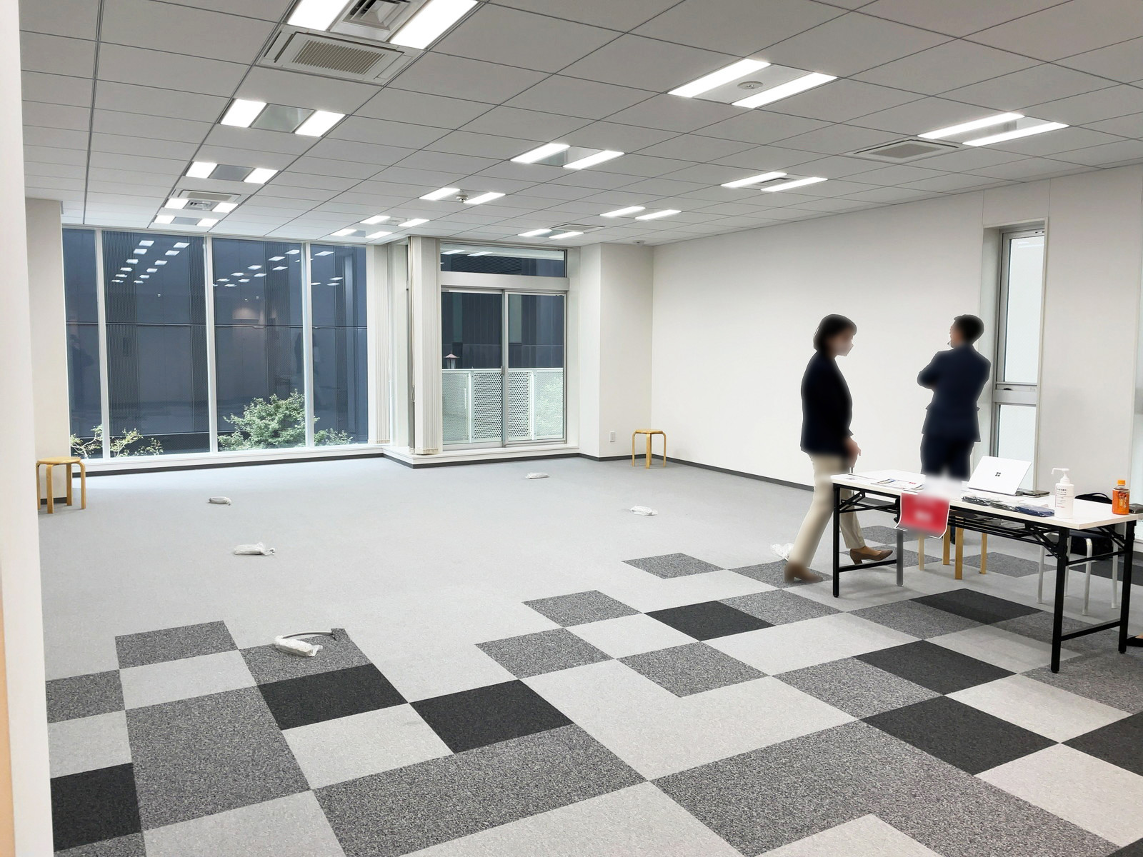 貸室奥側から見た室内