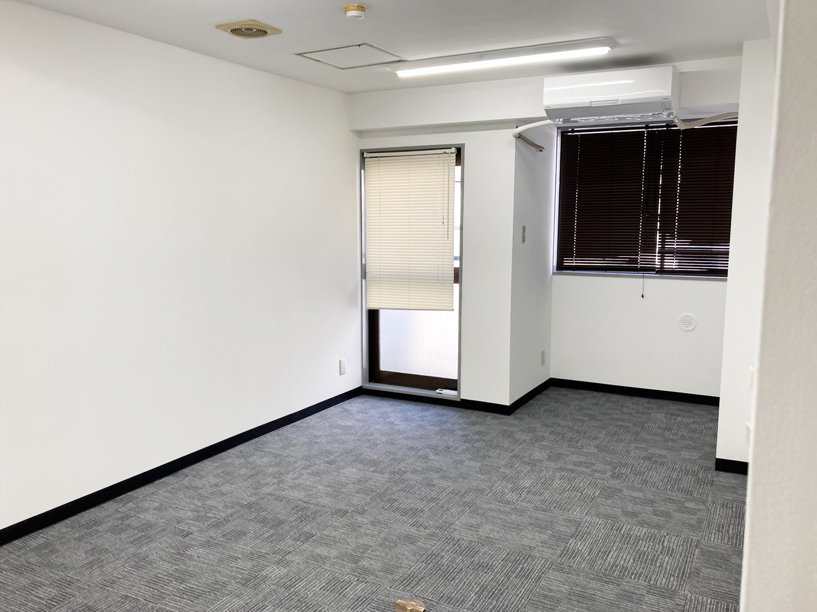 シンプルな室内