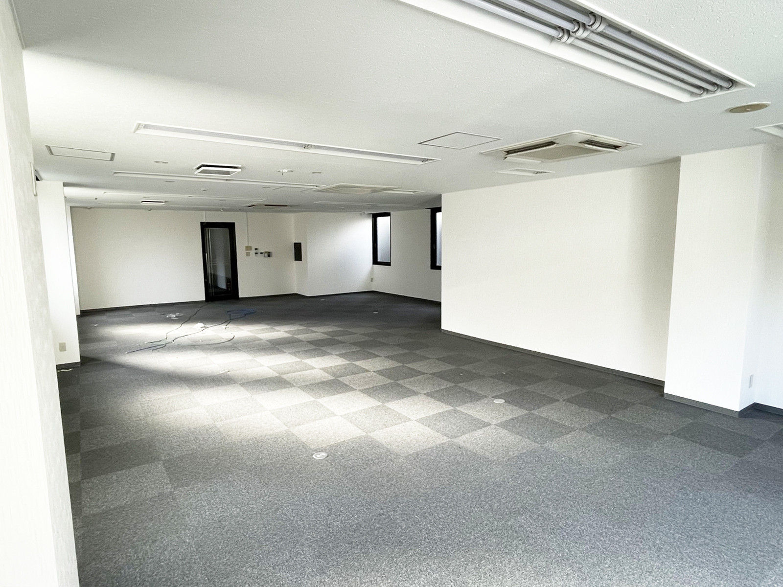 貸室奥側から見た室内