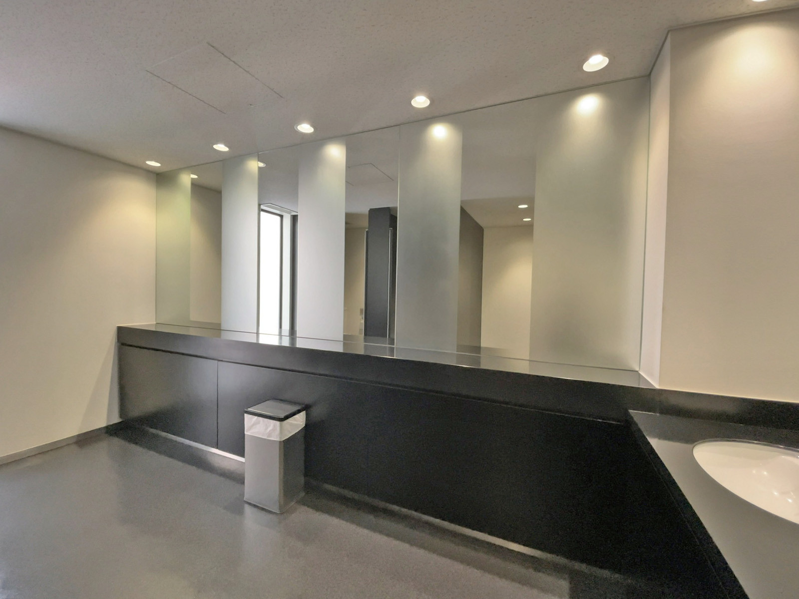 女性用トイレのパウダースペース