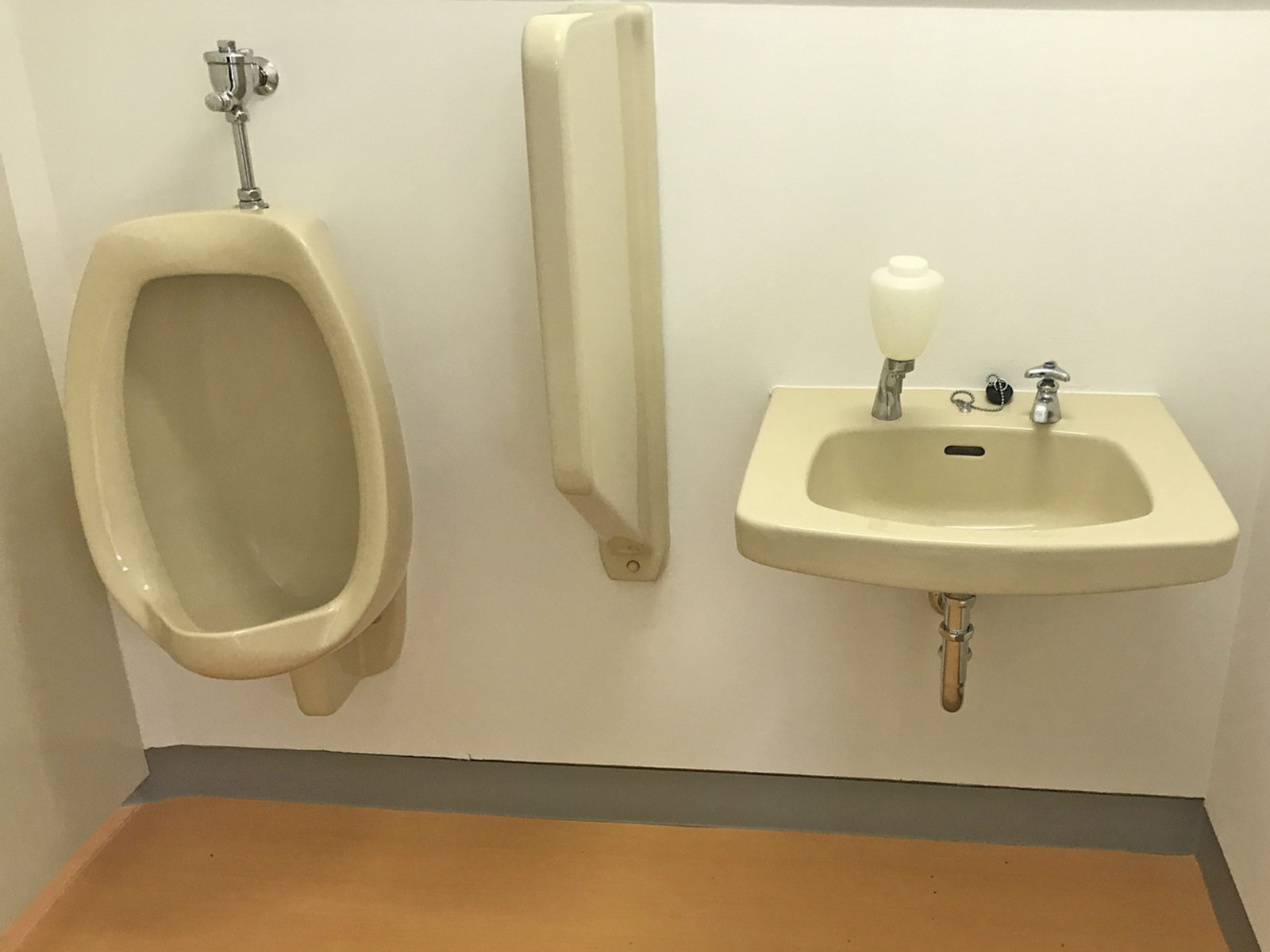男性用トイレと洗面台