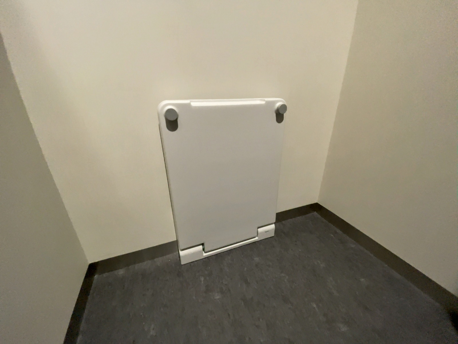 女性用トイレの着替え台