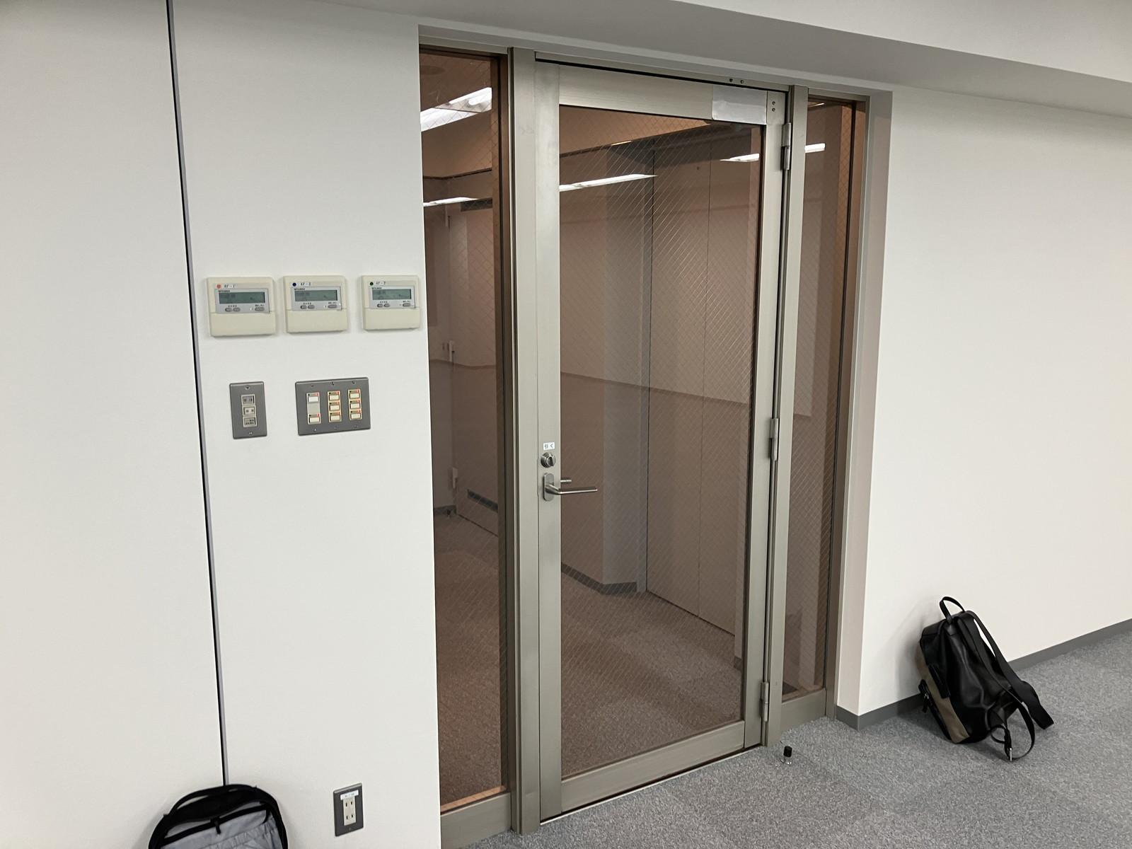 貸室出入り口