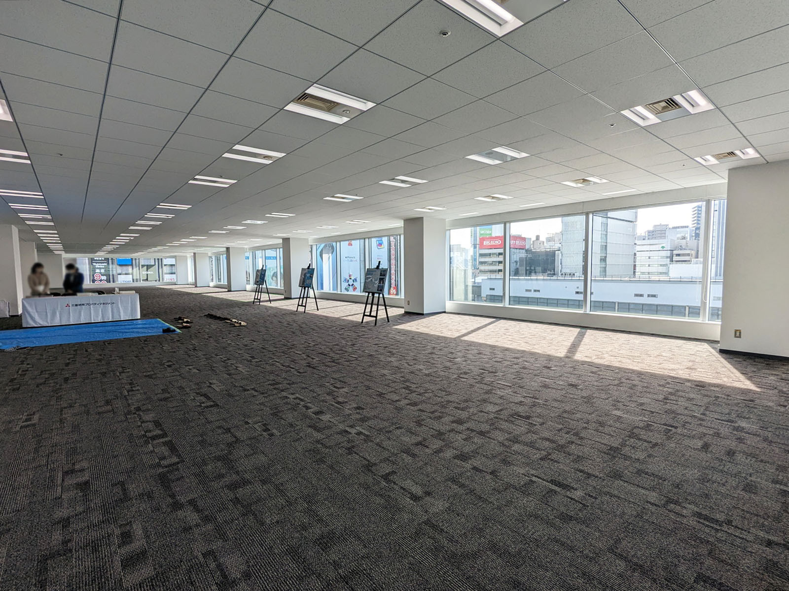 貸室奥側から見た室内