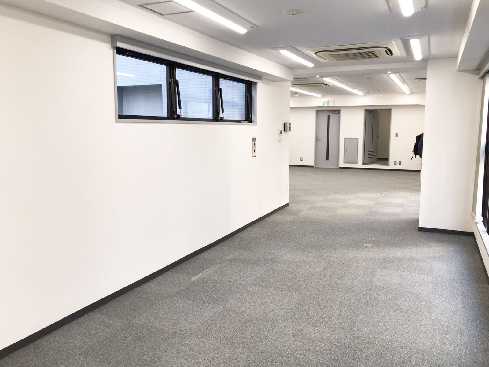 貸室奥側から見た室内