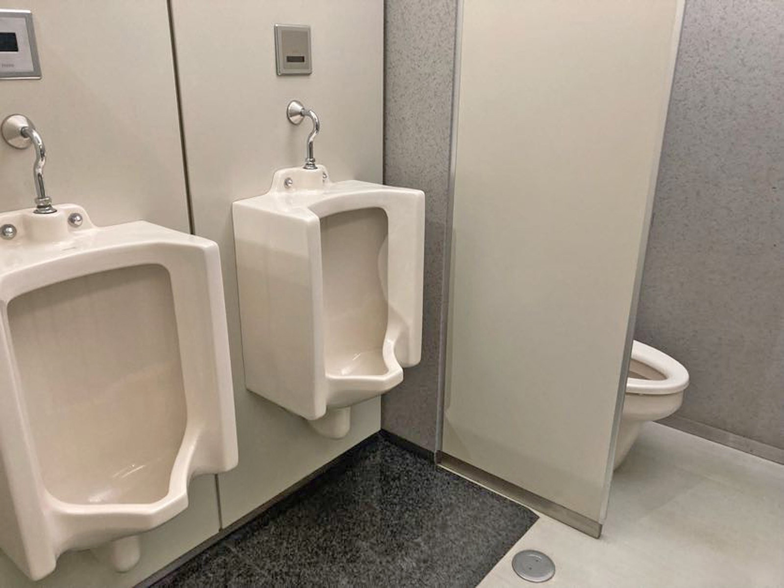 男性用トイレ