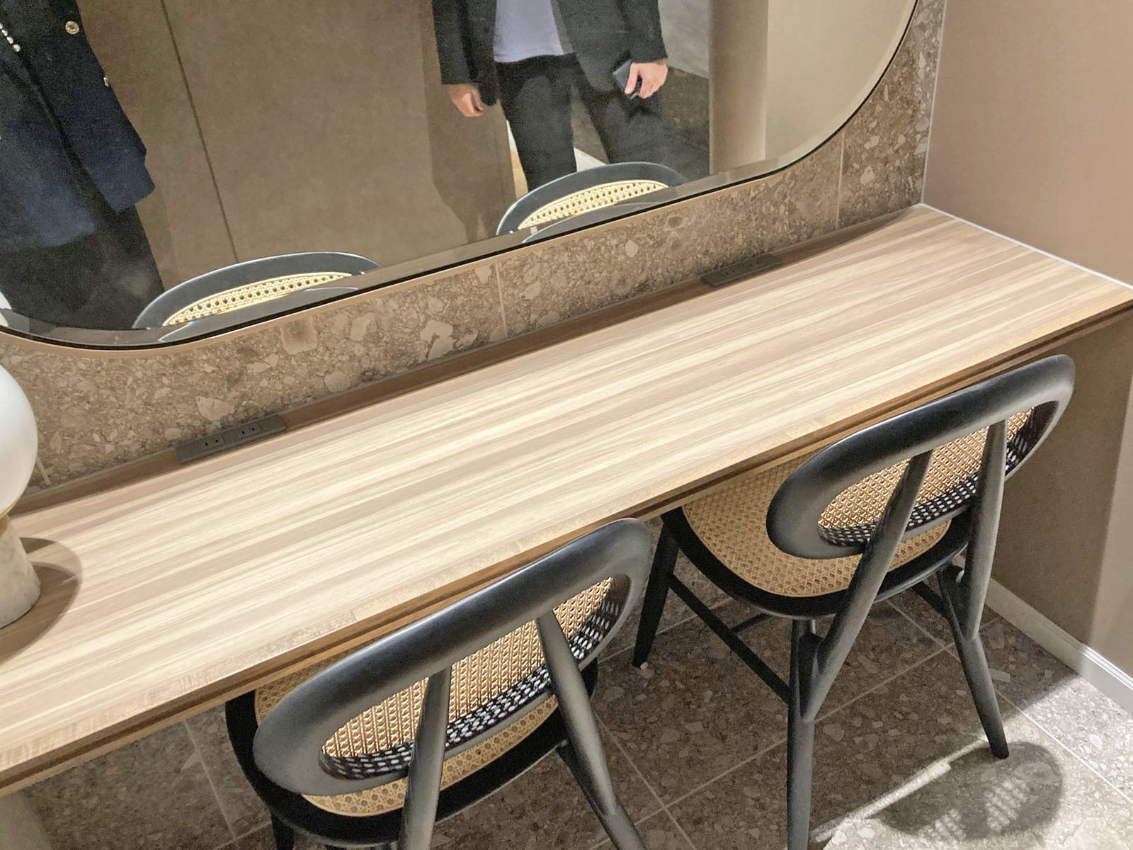 女性用トイレのパウダーコーナー