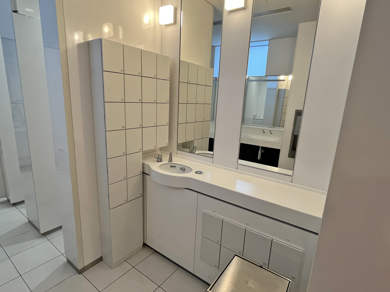 女性用トイレ専用小物入れ