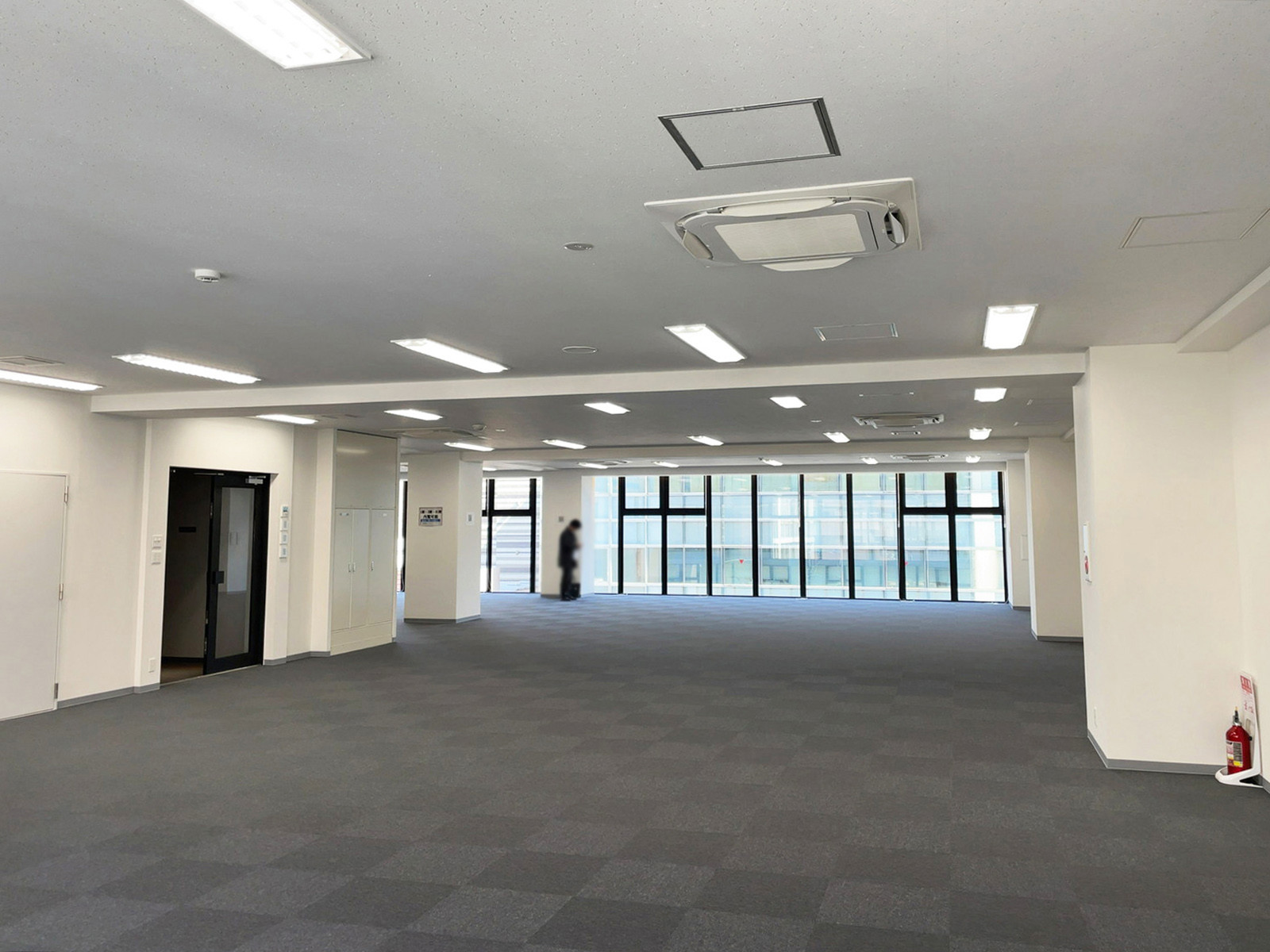 貸室奥側から見た室内