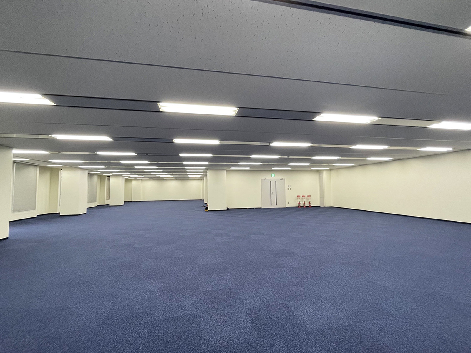 貸室奥側から見た室内