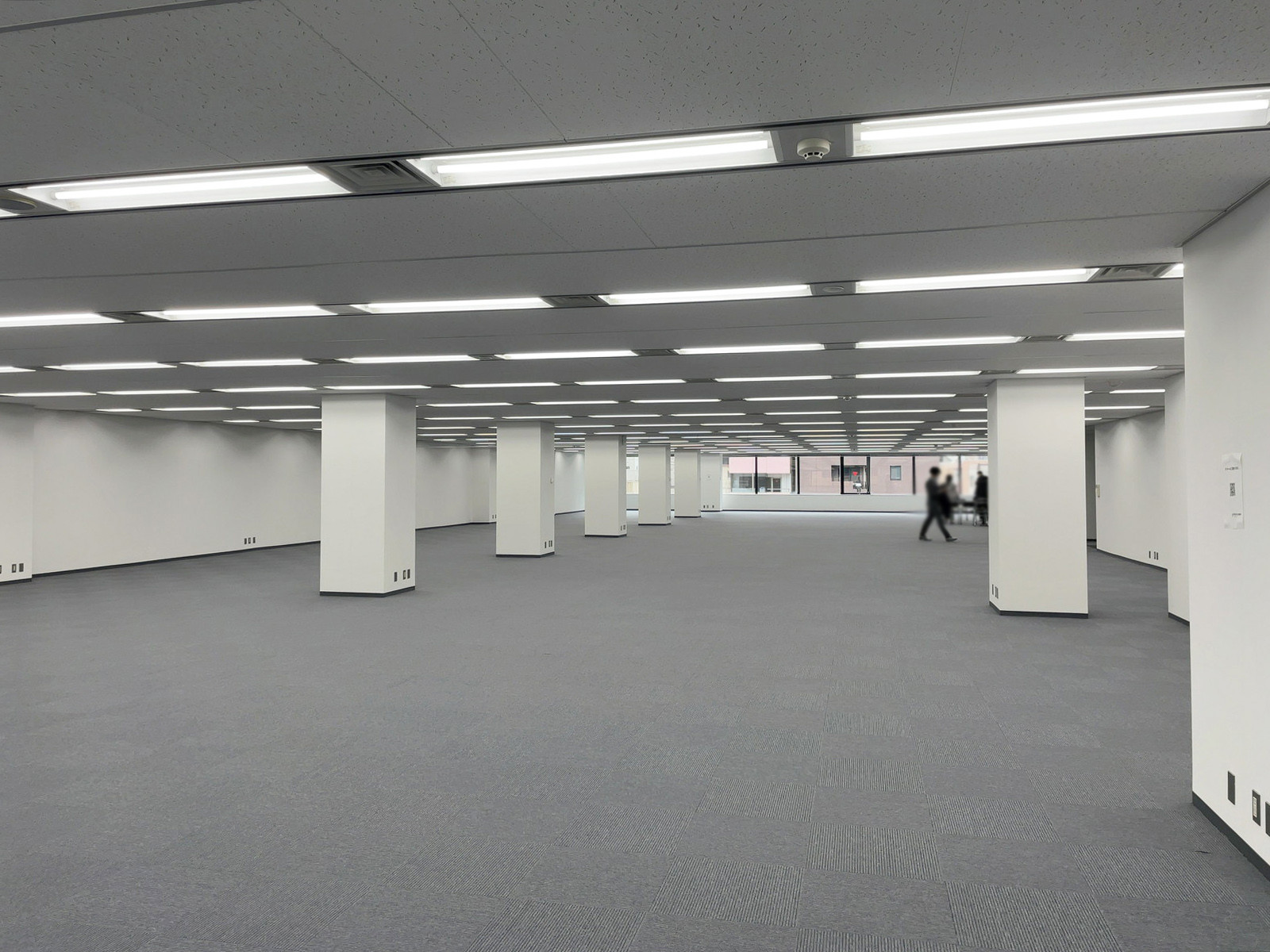 貸室奥側から見た室内