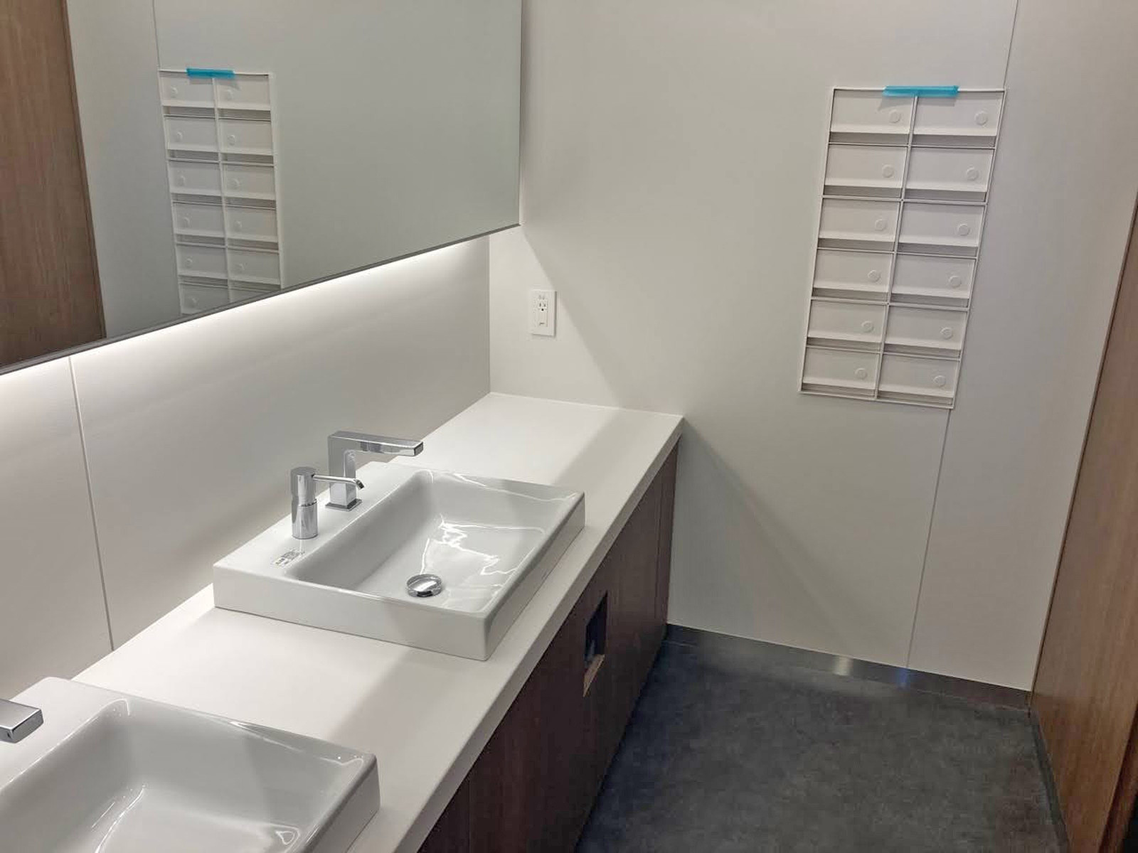 女性用トイレ専用小物入れ
