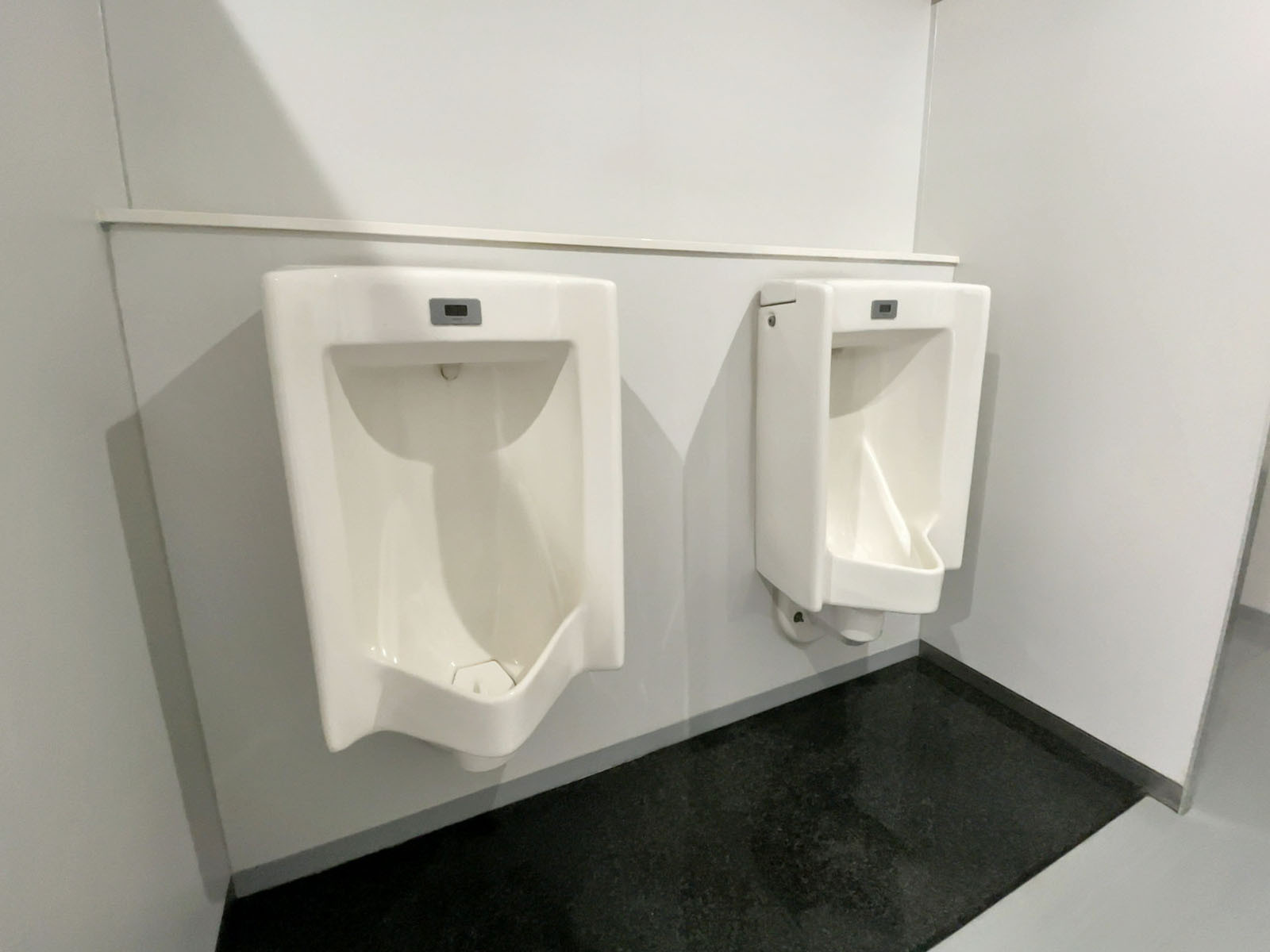 男性用トイレ　