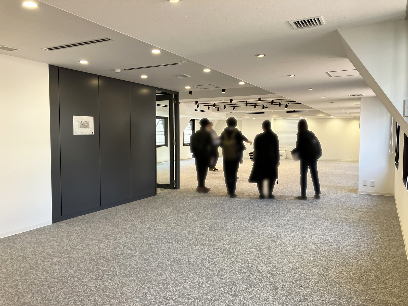 貸室奥側から見た室内