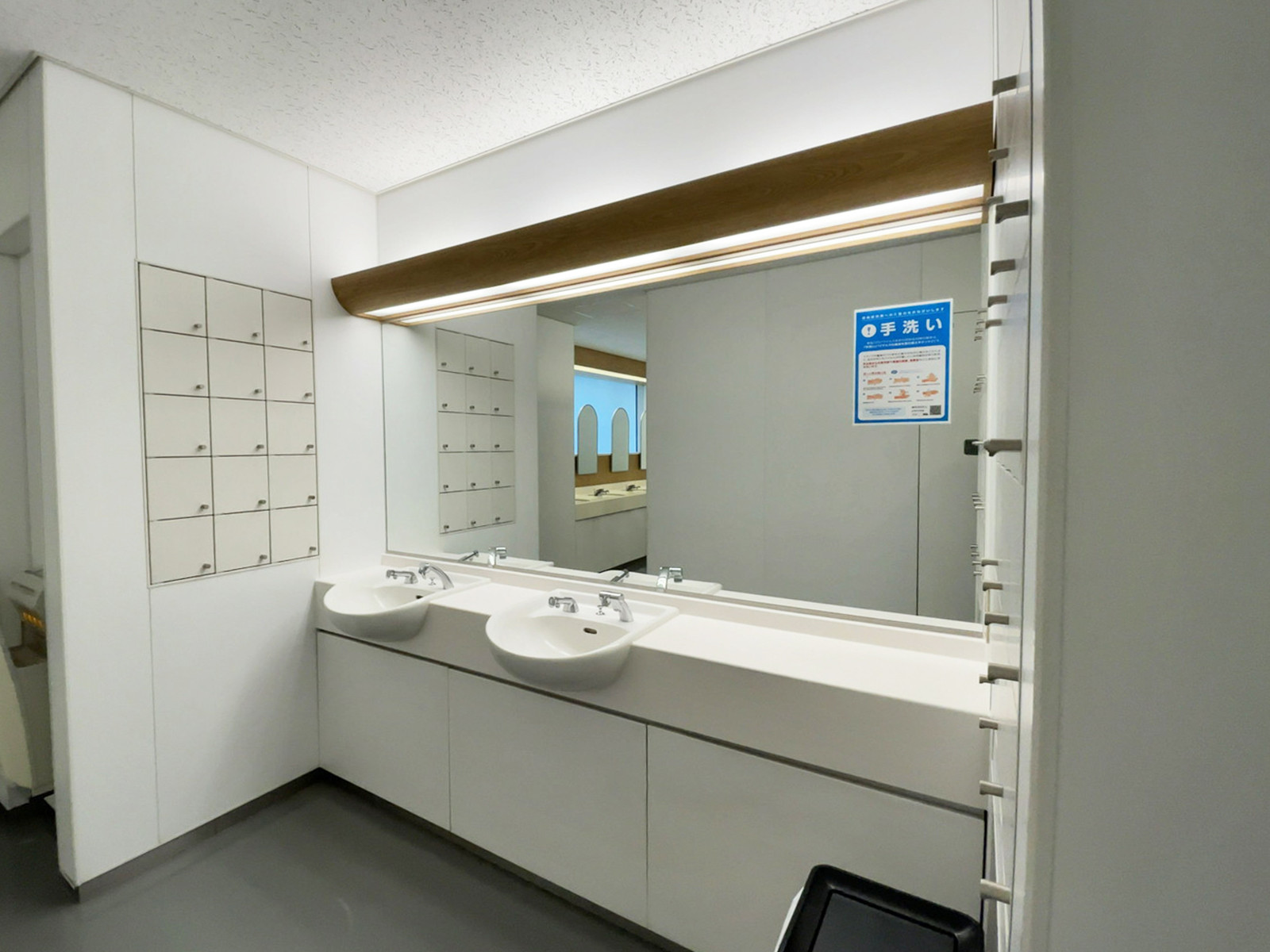 女性用トイレ内の小物入れ