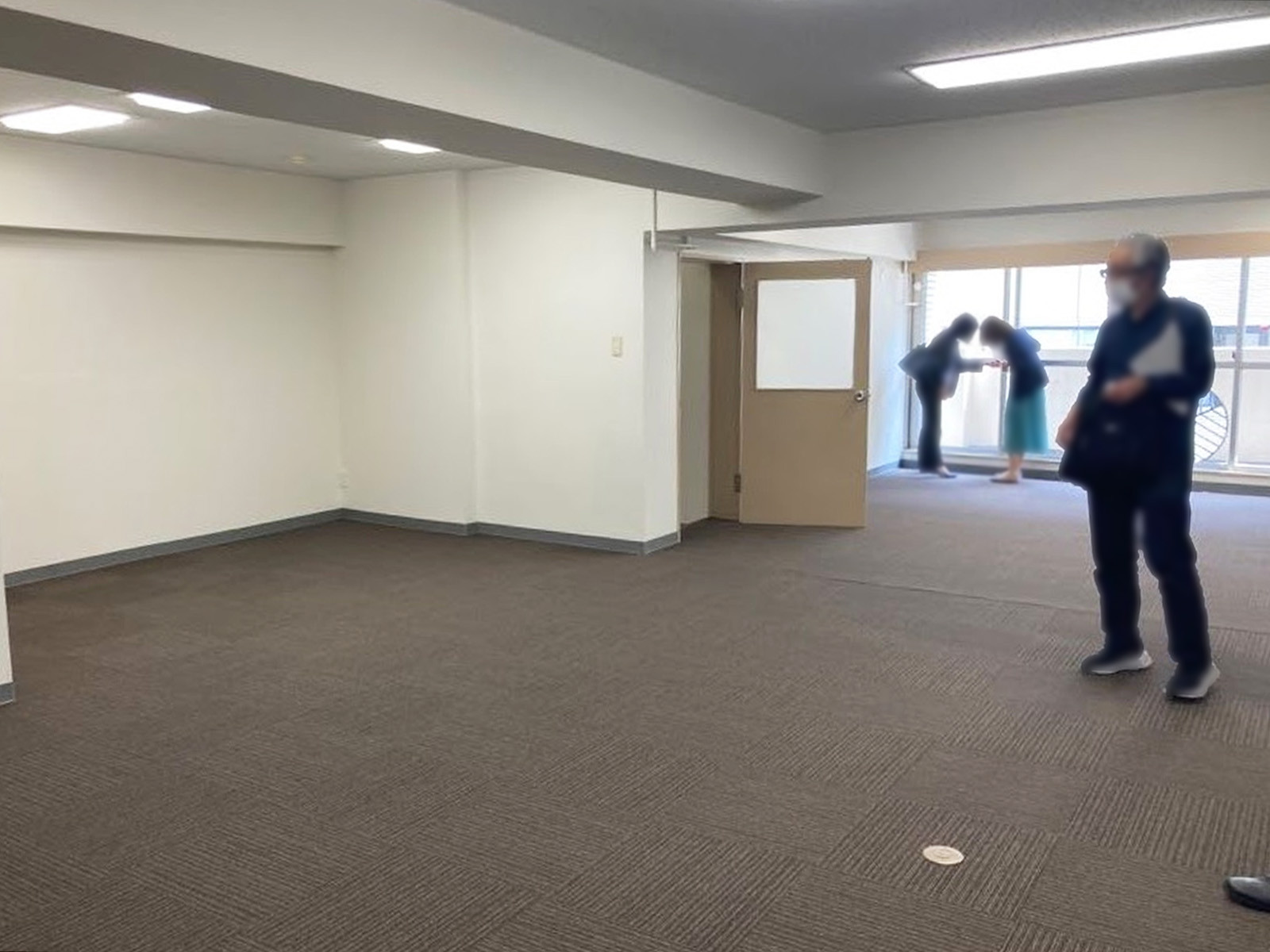 貸室奥側から見た室内