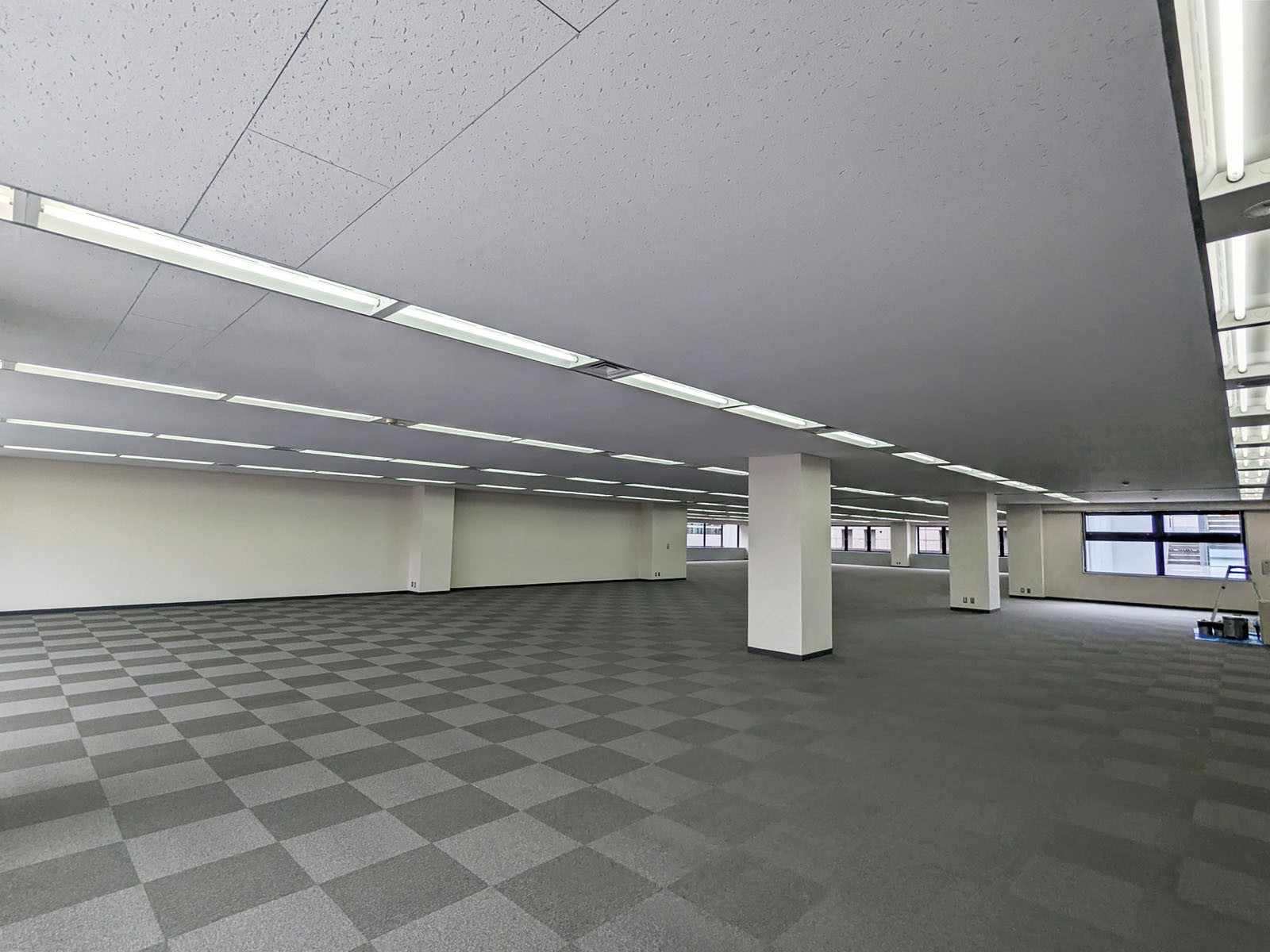 貸室奥側から見た室内