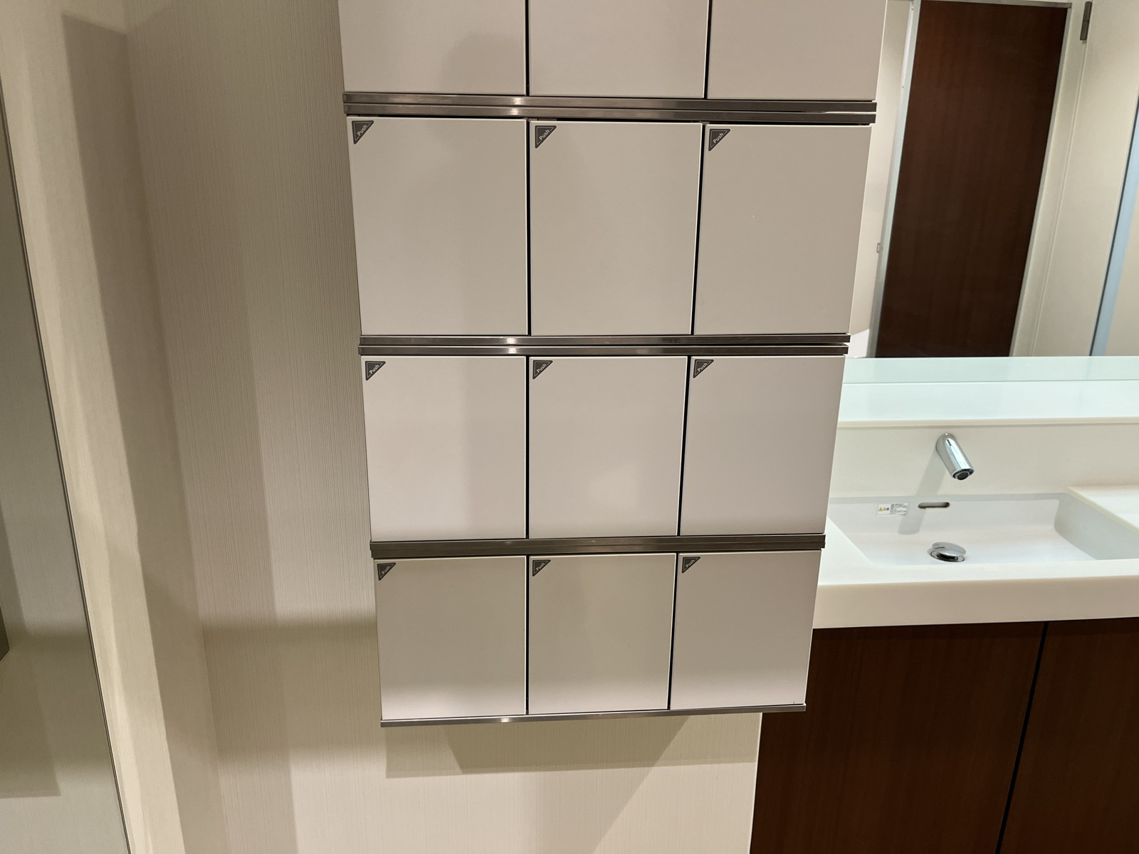 女性用トイレ小物ロッカー