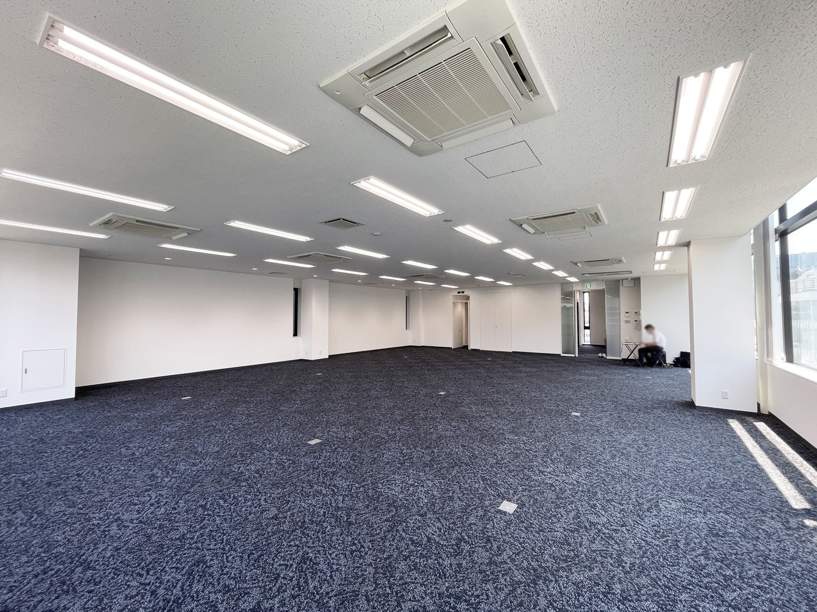 貸室奥側から見た室内