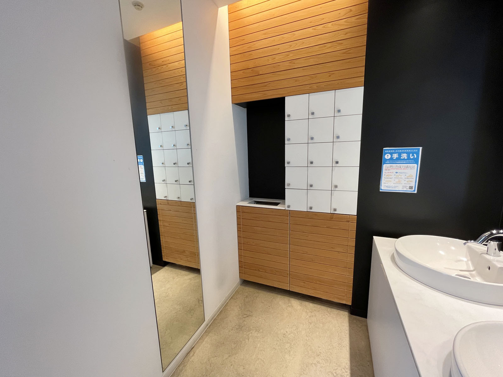 女子トイレ内の小物ロッカー