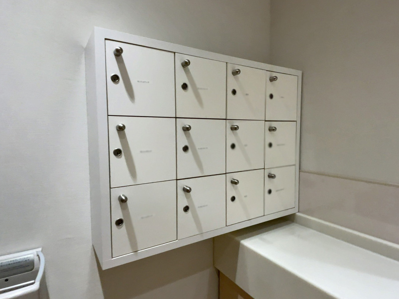 女性用トイレの小物入れ