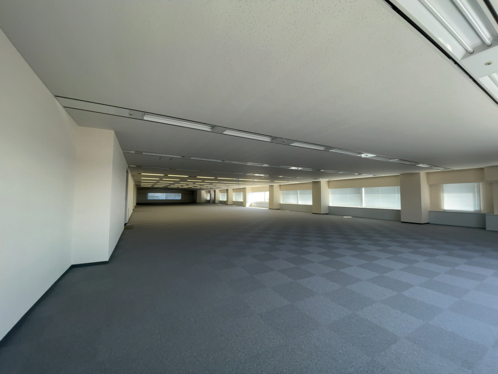 オフィス室内参考画像（21階東側・約214坪）