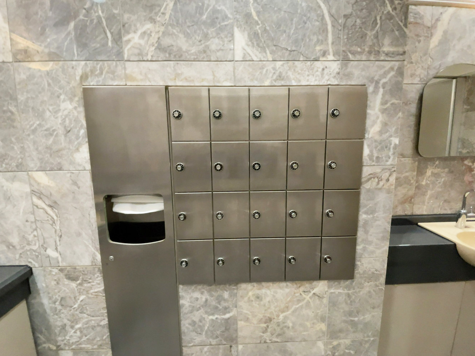 女性用トイレ内の小物入れ