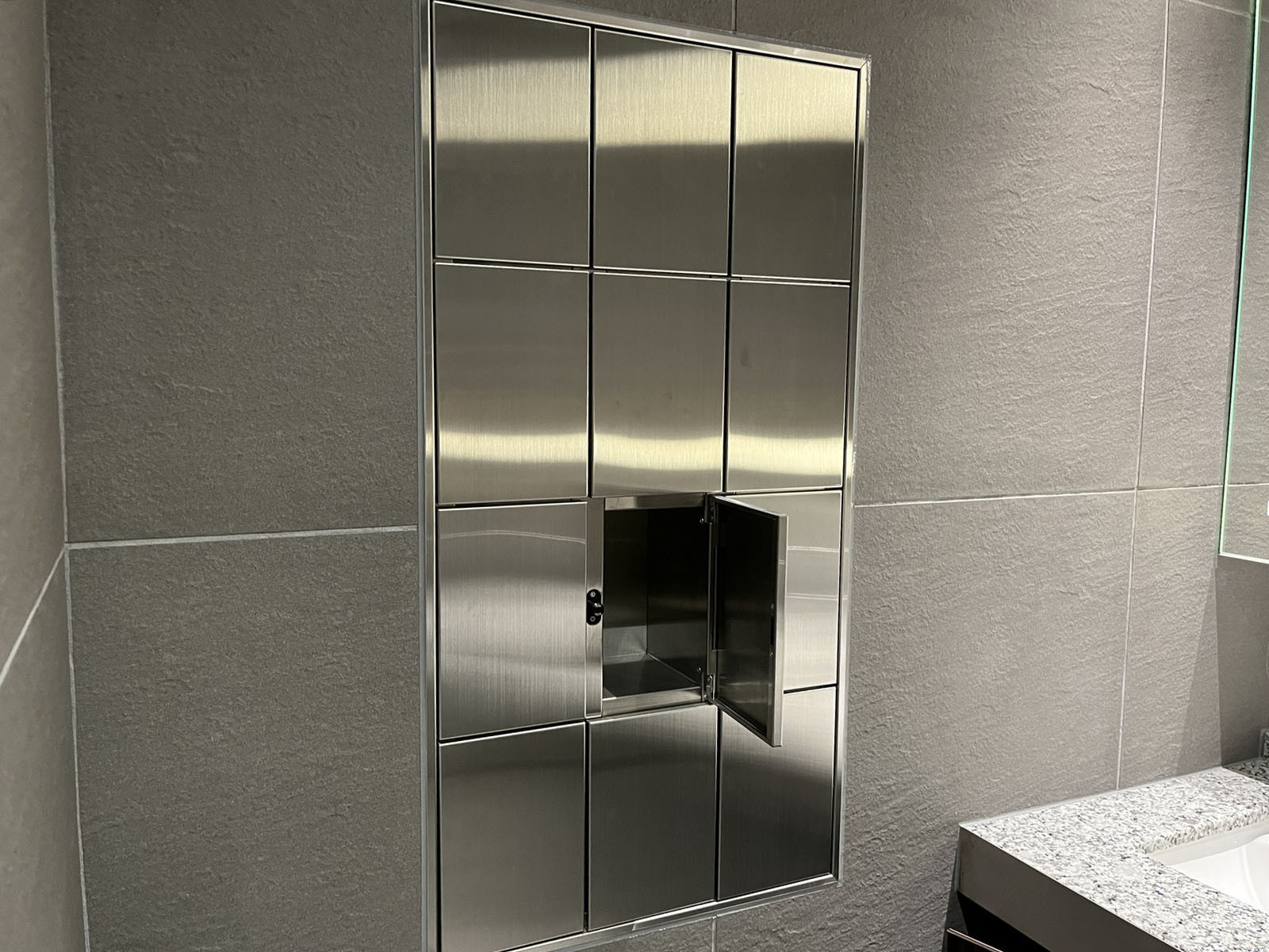 トイレ内の小物ロッカー