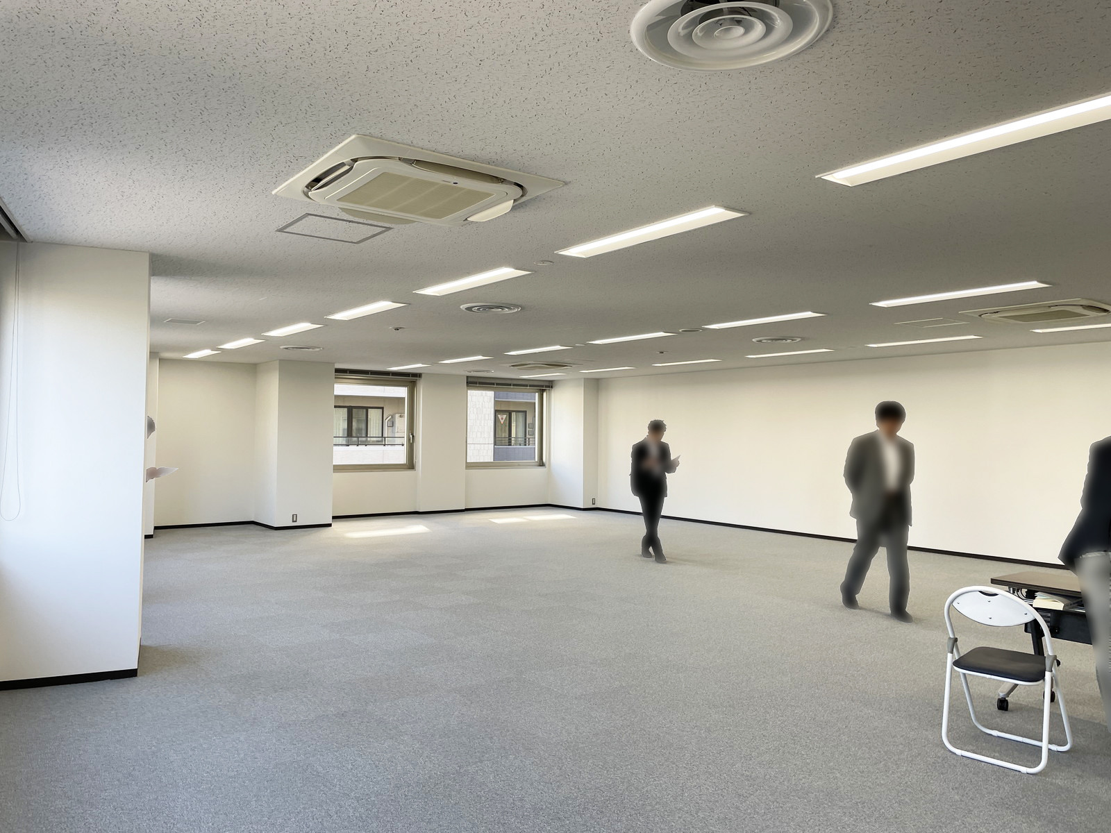 貸室奥側から見た室内