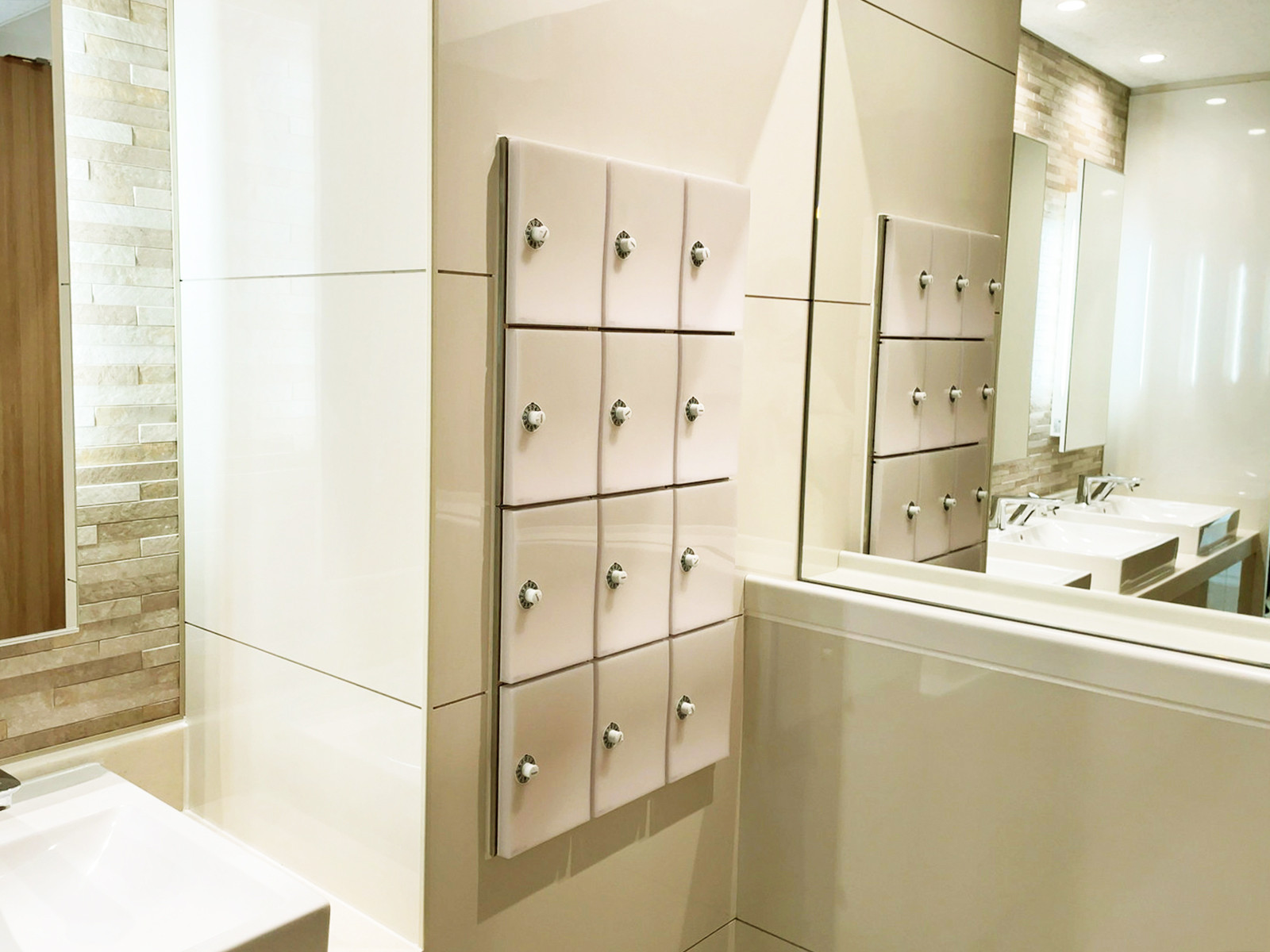 女性用トイレ内の小物入れ