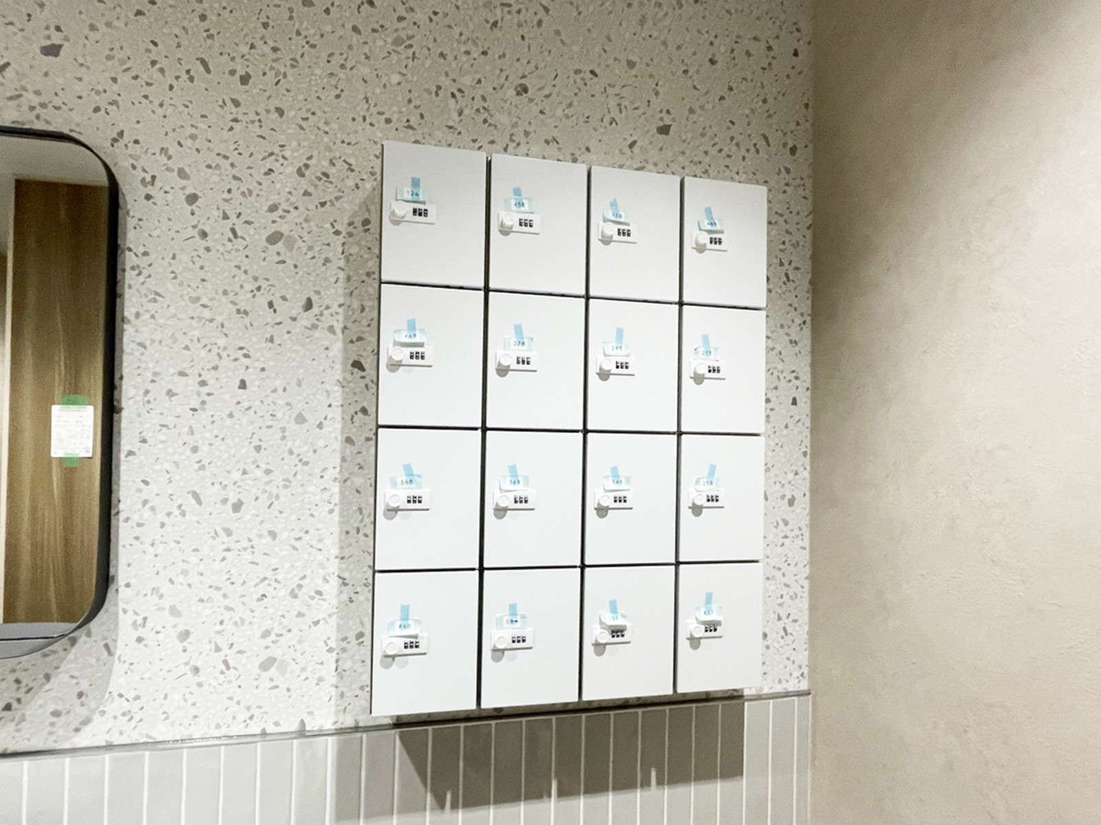 女性用トイレ内の小物入れ