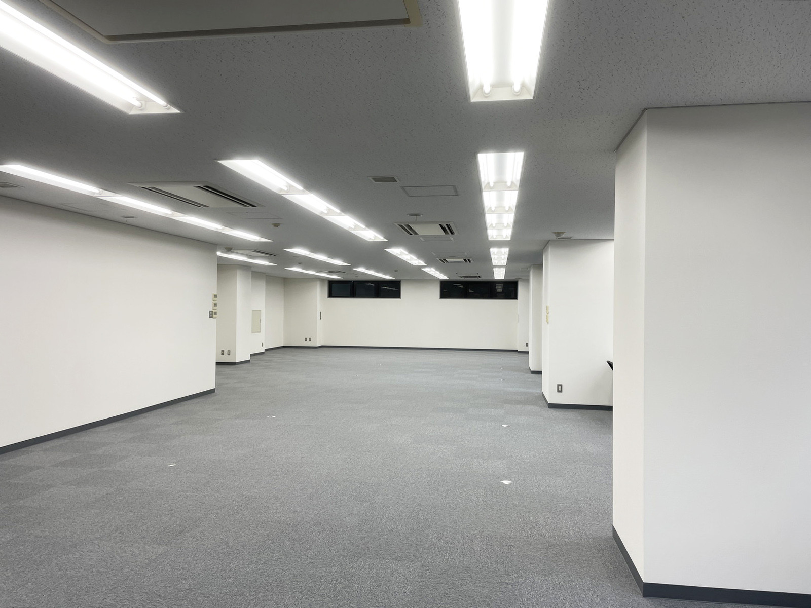 貸室奥側から見た室内