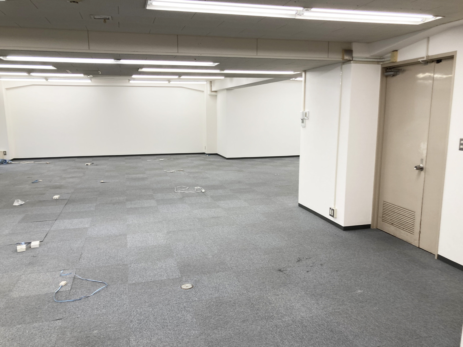 貸室奥側から見た室内