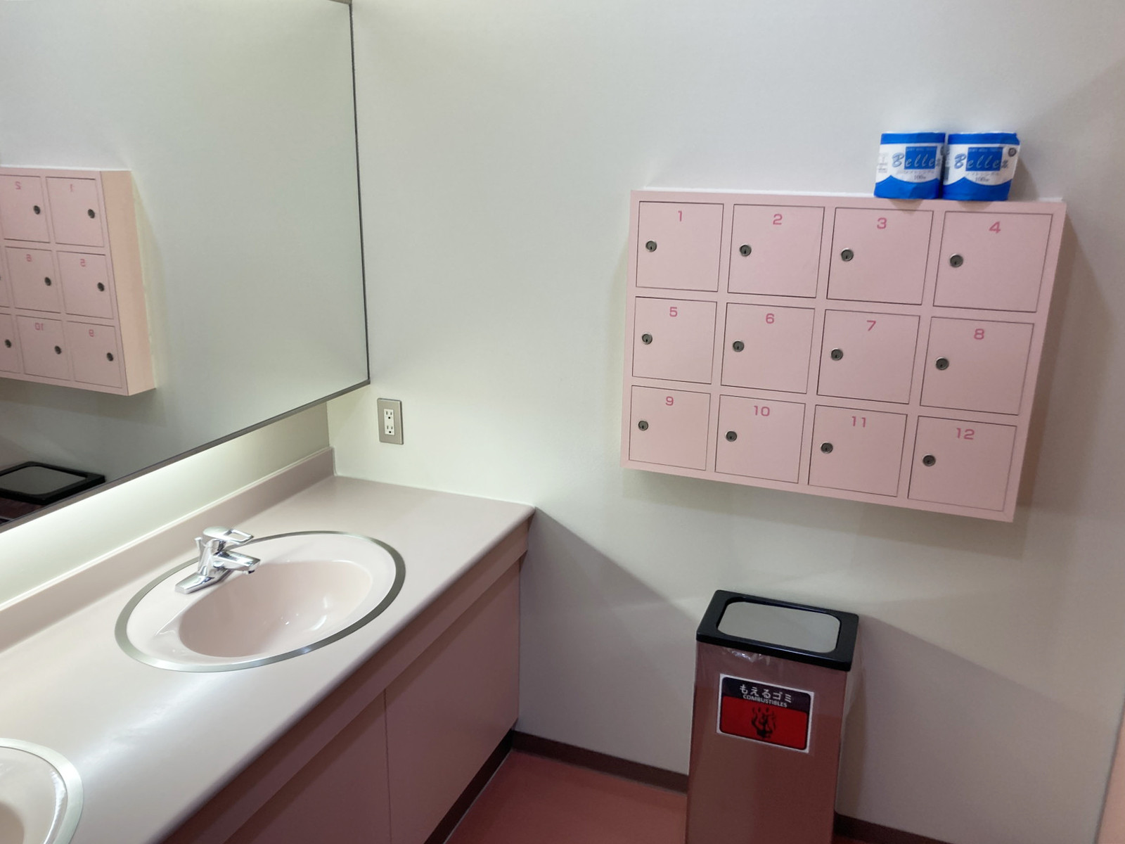 トイレ内の小物入れ