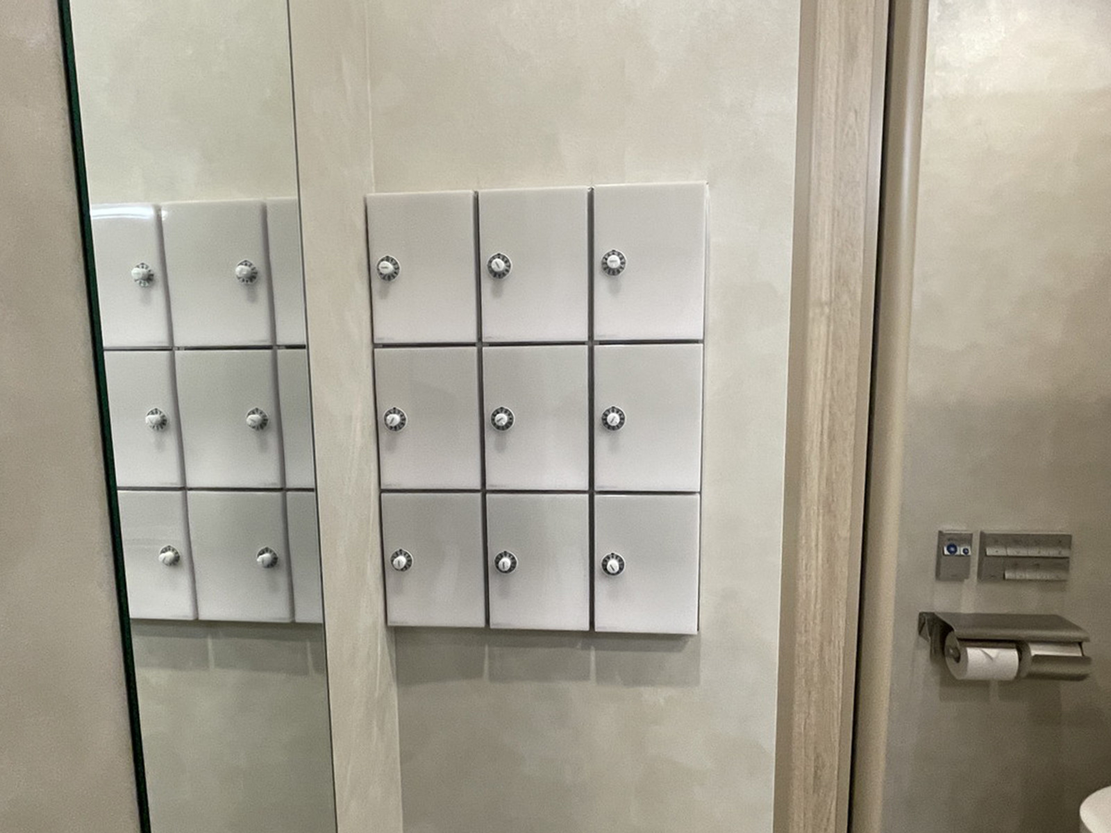 女性用トイレ内の小物入れ