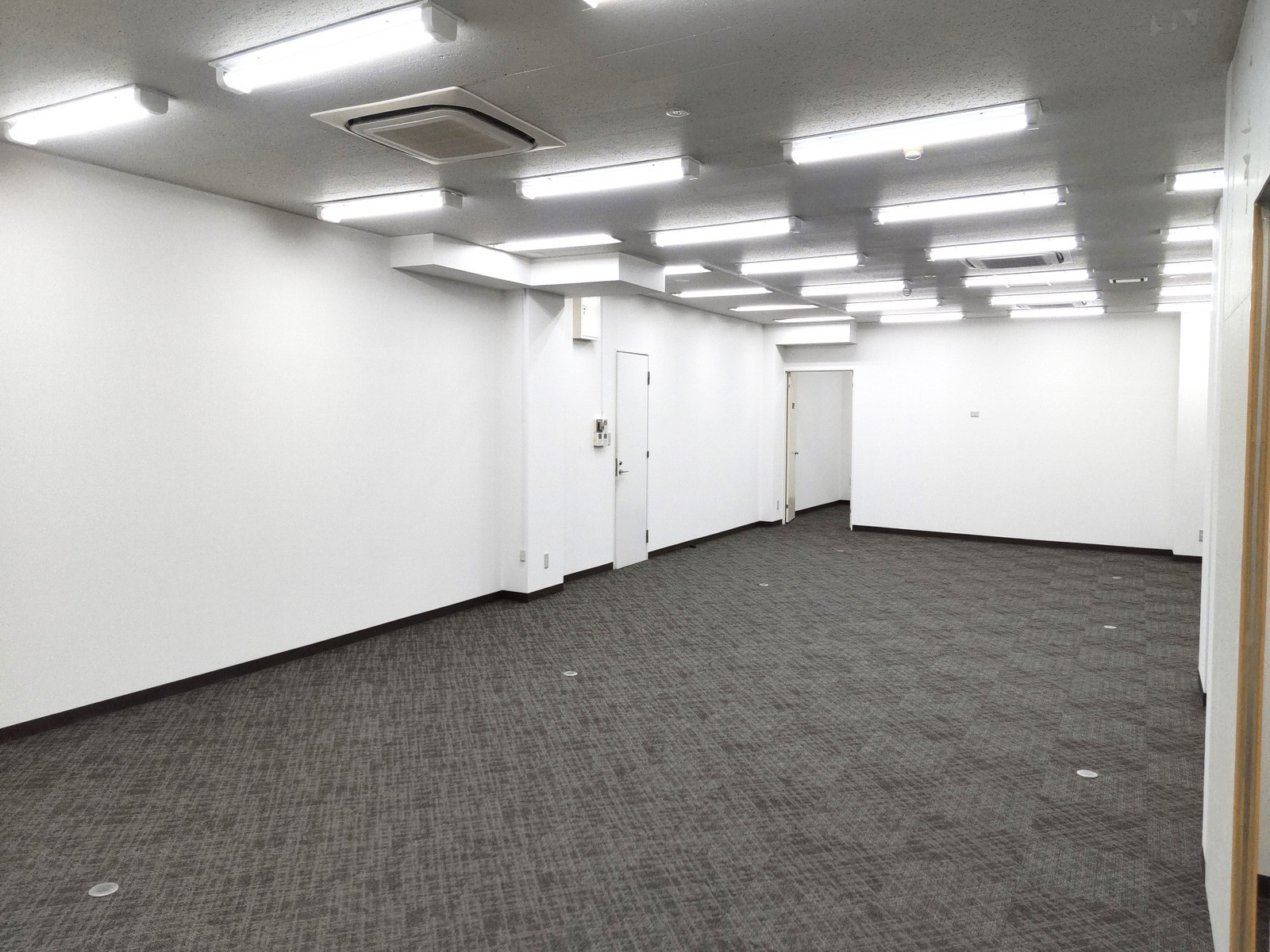 貸室奥側から見た室内
