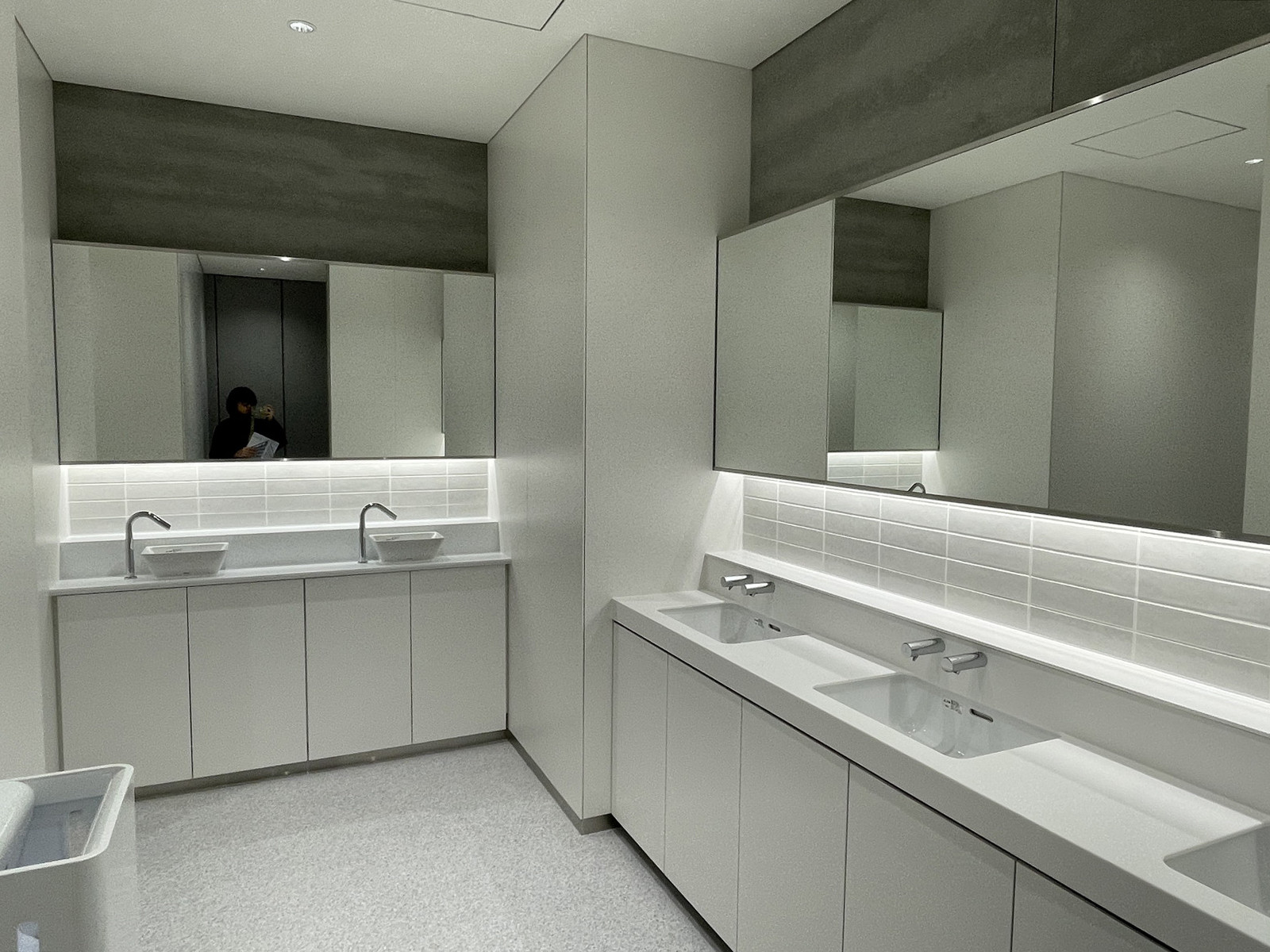 男性トイレの洗面台