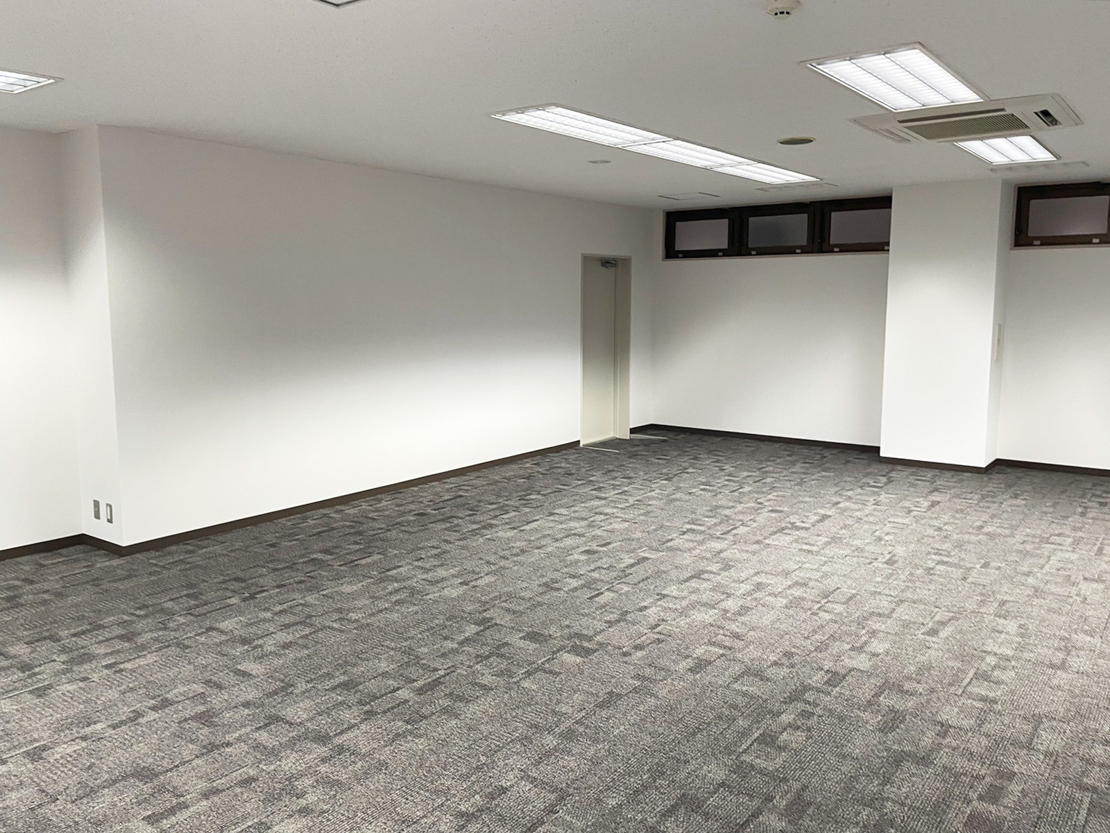 貸室奥側から見た室内