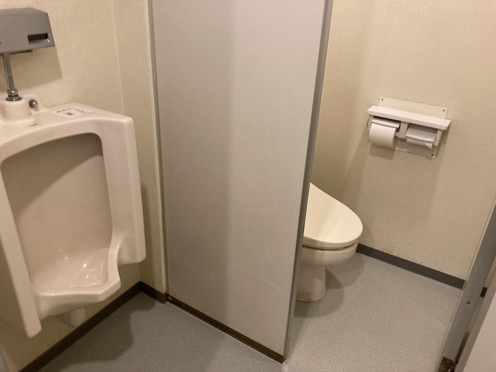 男性用トイレと個室トイレ