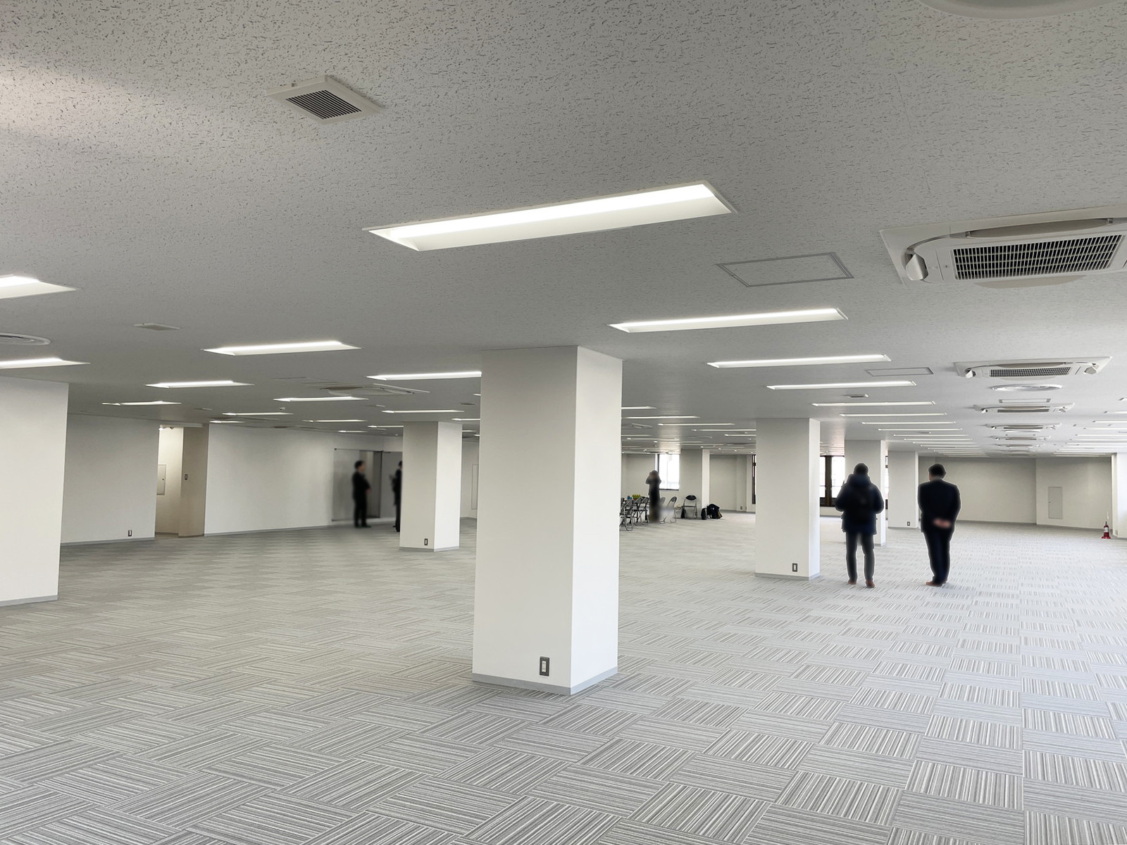 貸室奥側から見た室内