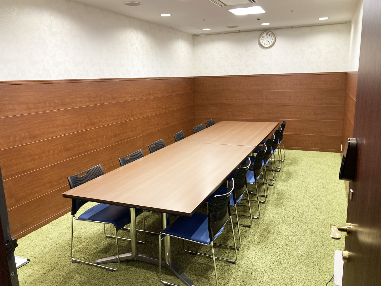 地下の会議室