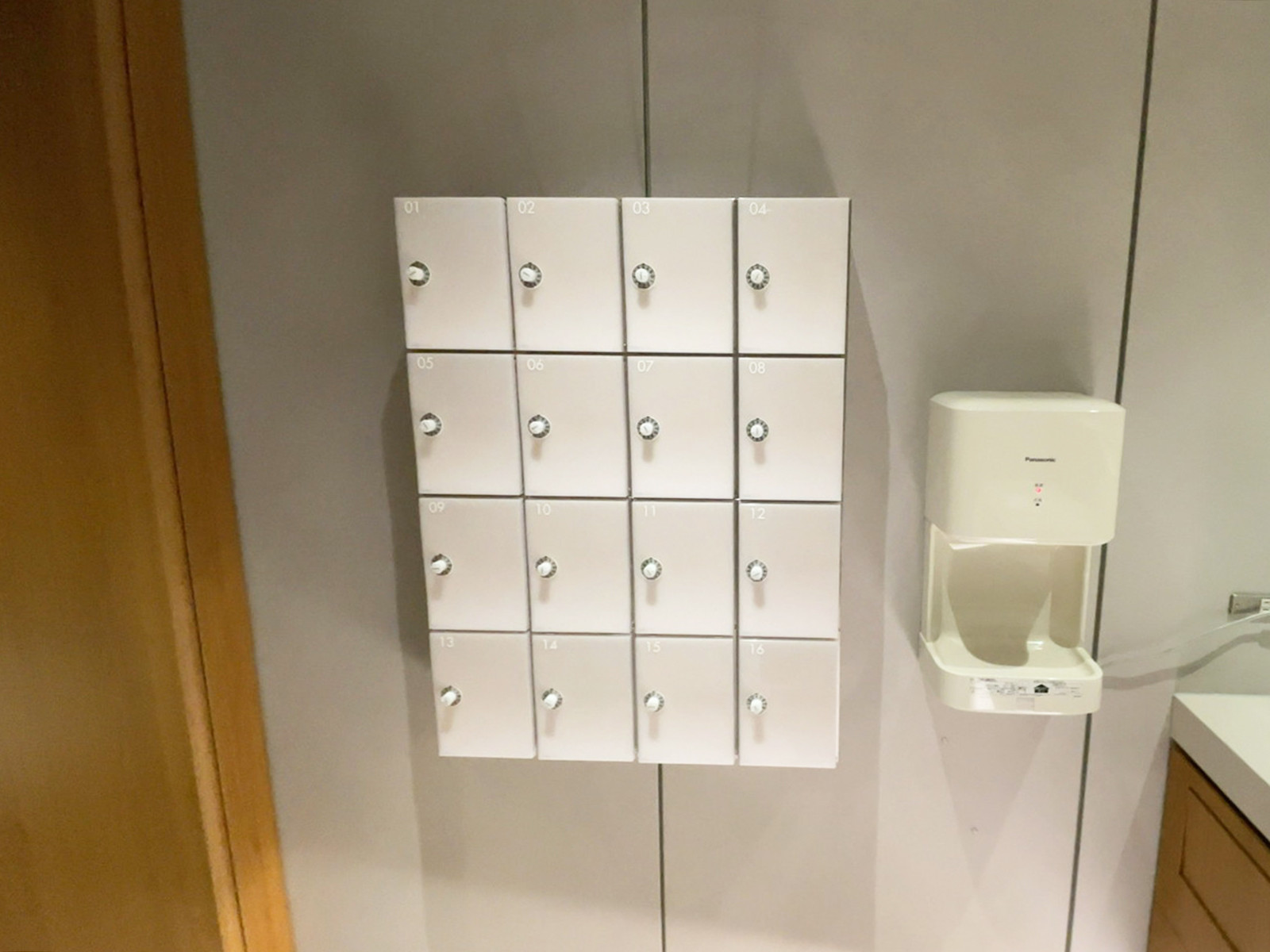 女性用トイレ内の小物入れ