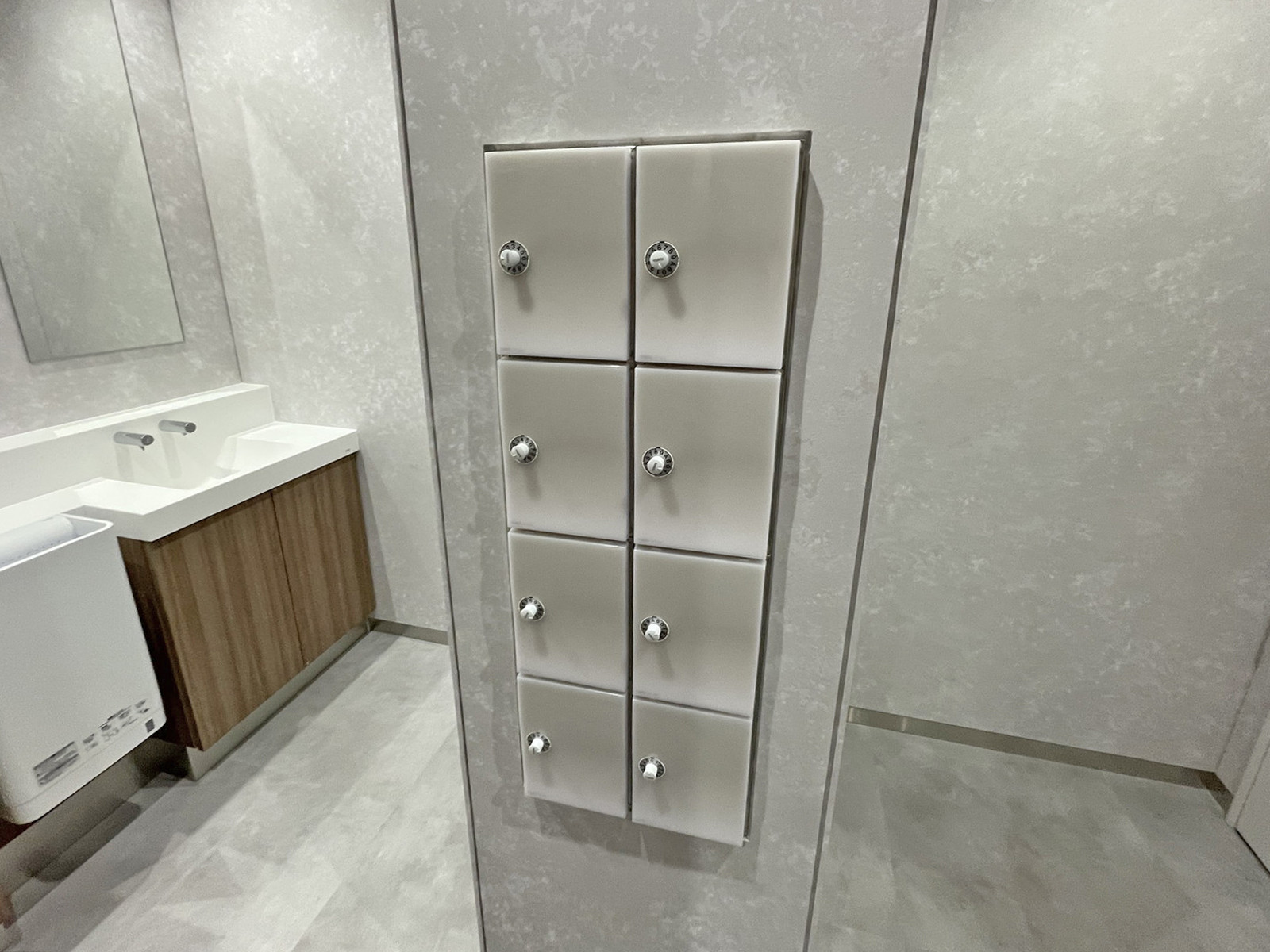 女性トイレの収納棚