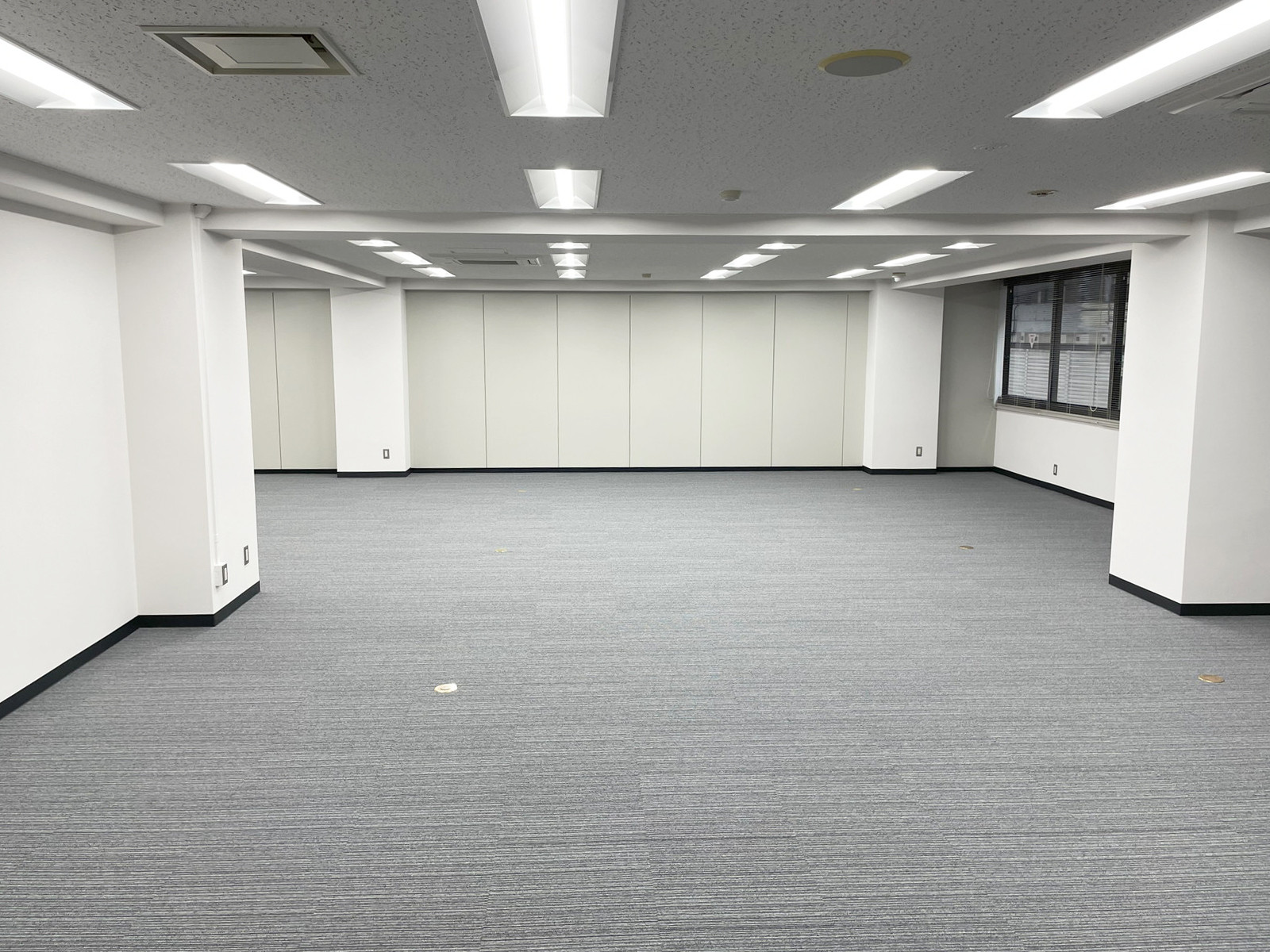 貸室奥側から見た室内