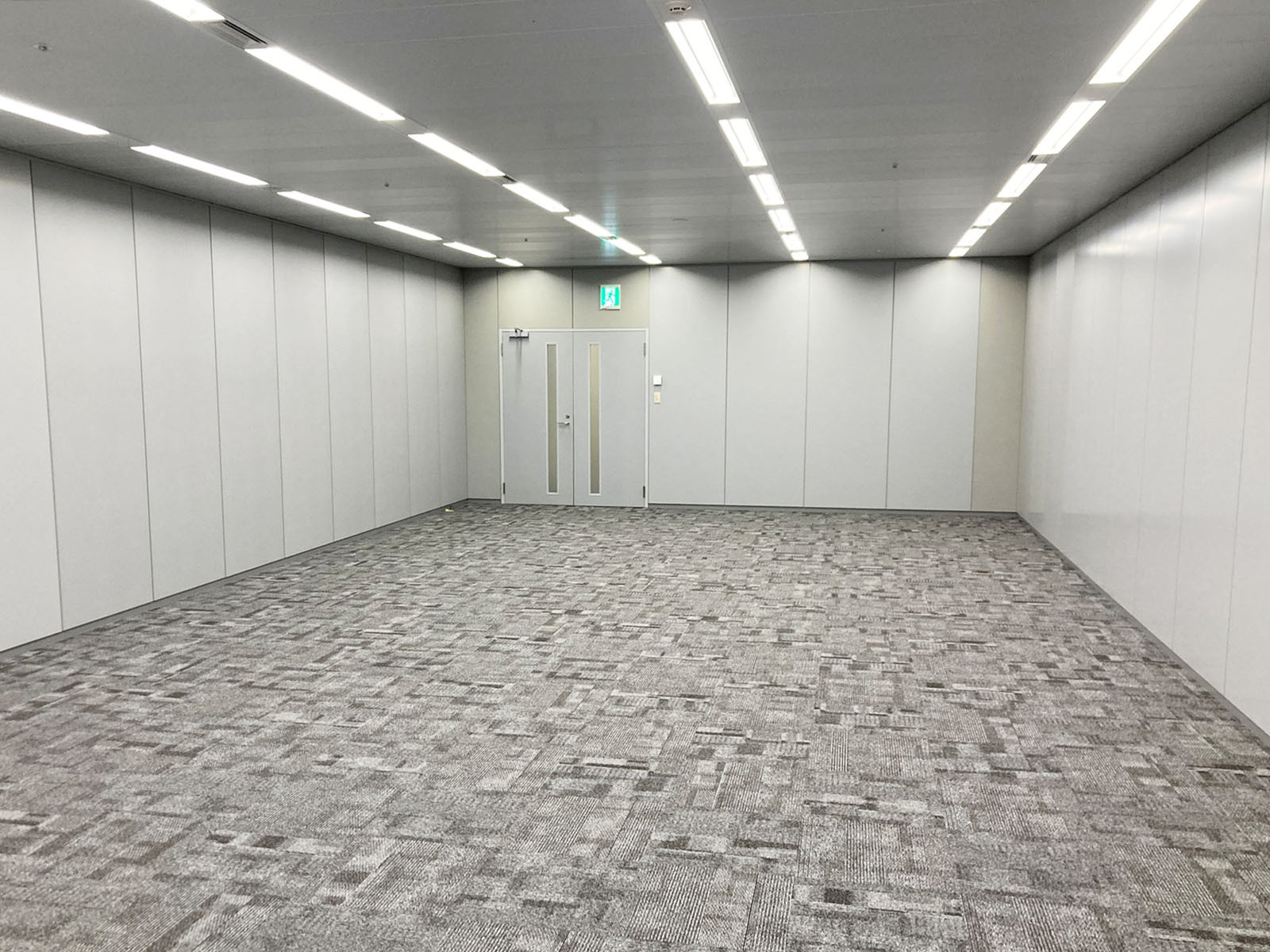 貸室奥側から見た室内