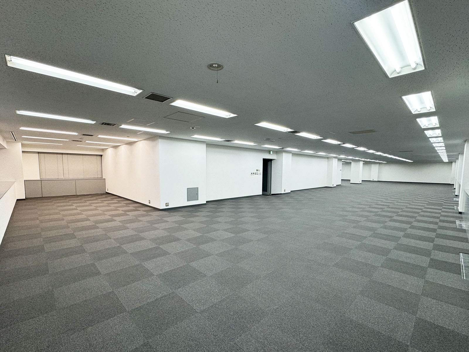 貸室奥側から見た室内