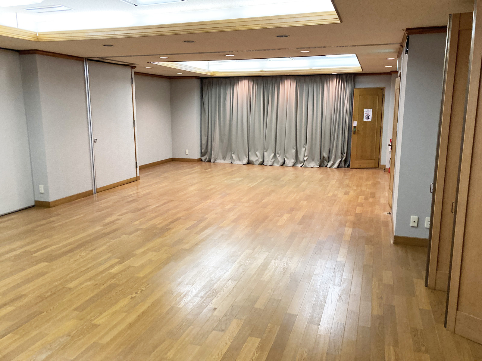 地下の会議室