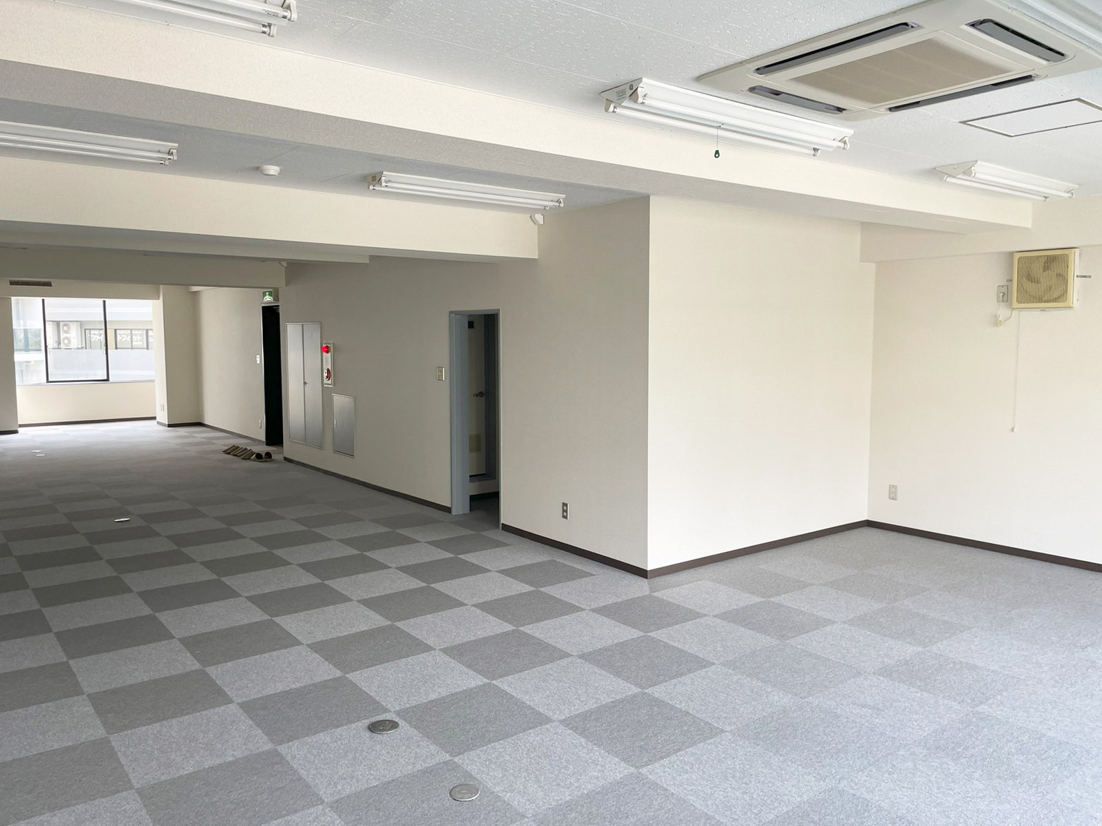 貸室奥側から見た室内